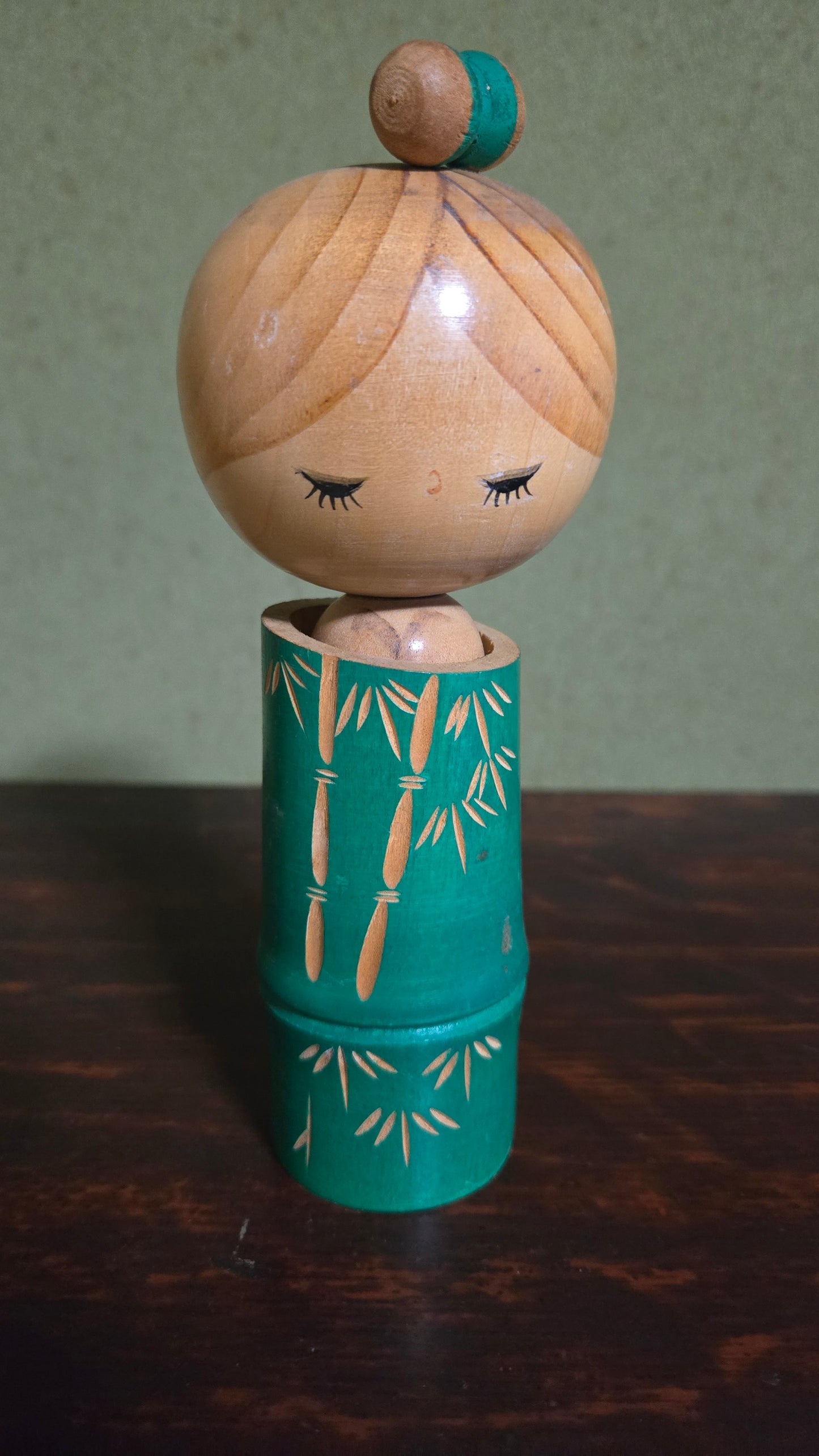 🎋 Kokeshi sōsaku au bambou gravé, laque verte
