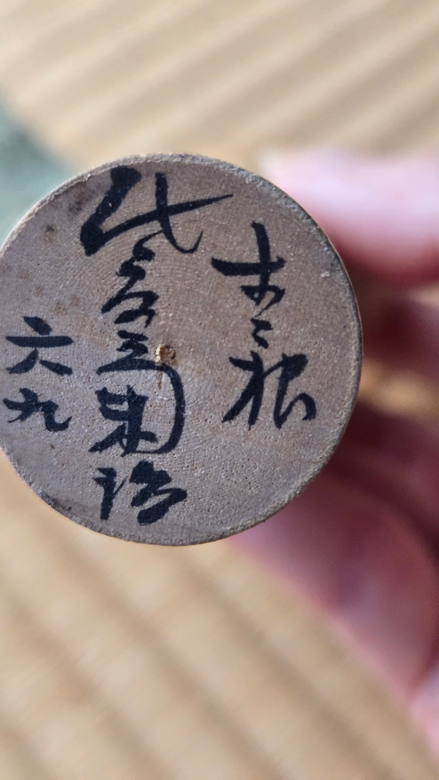 🎎 Kokeshi vintage, chevelure striée et motif floral rouge et vert — pièce signée