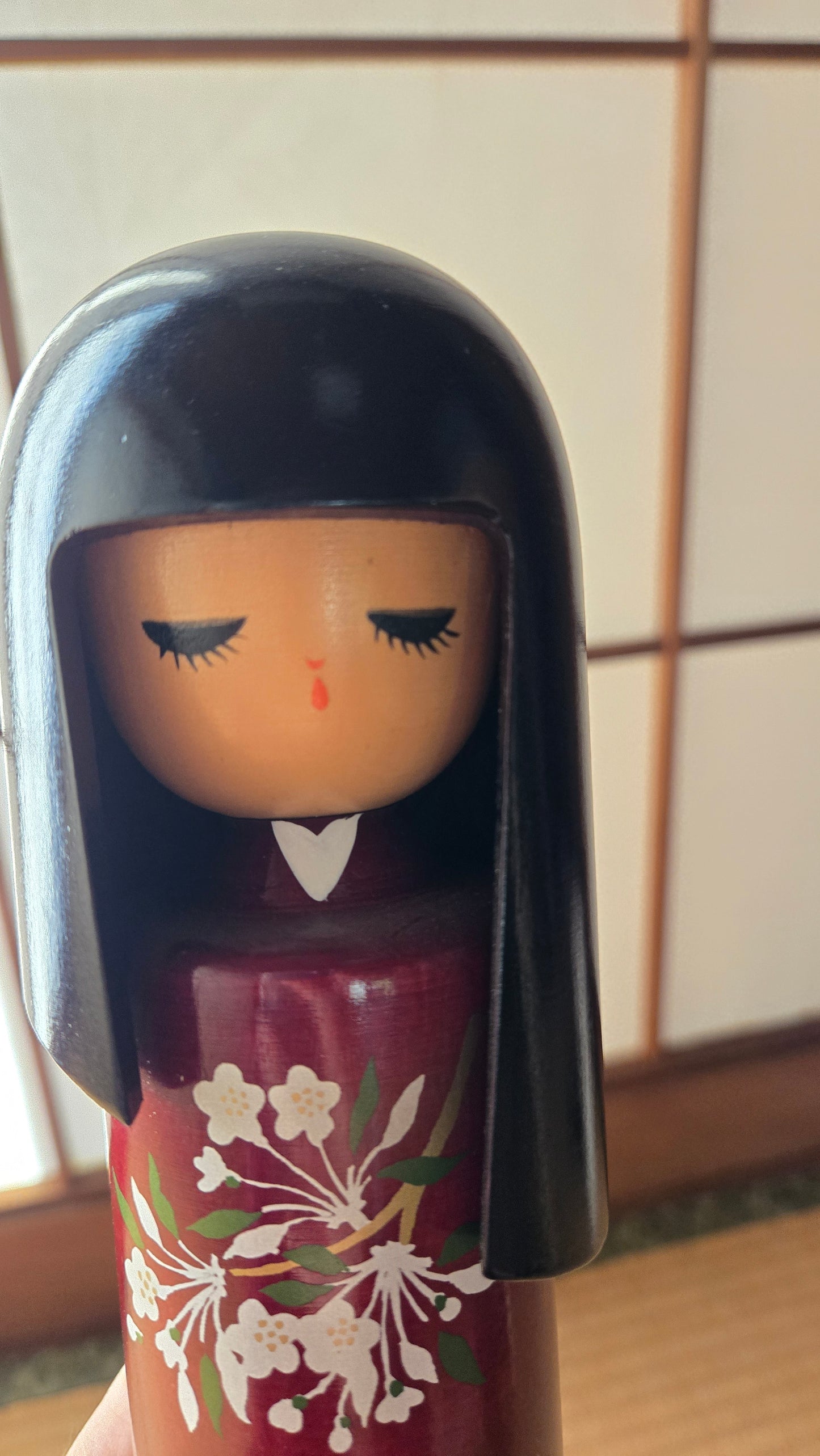 🌸 Kokeshi sōsaku au kimono fleuri, longue chevelure laquée