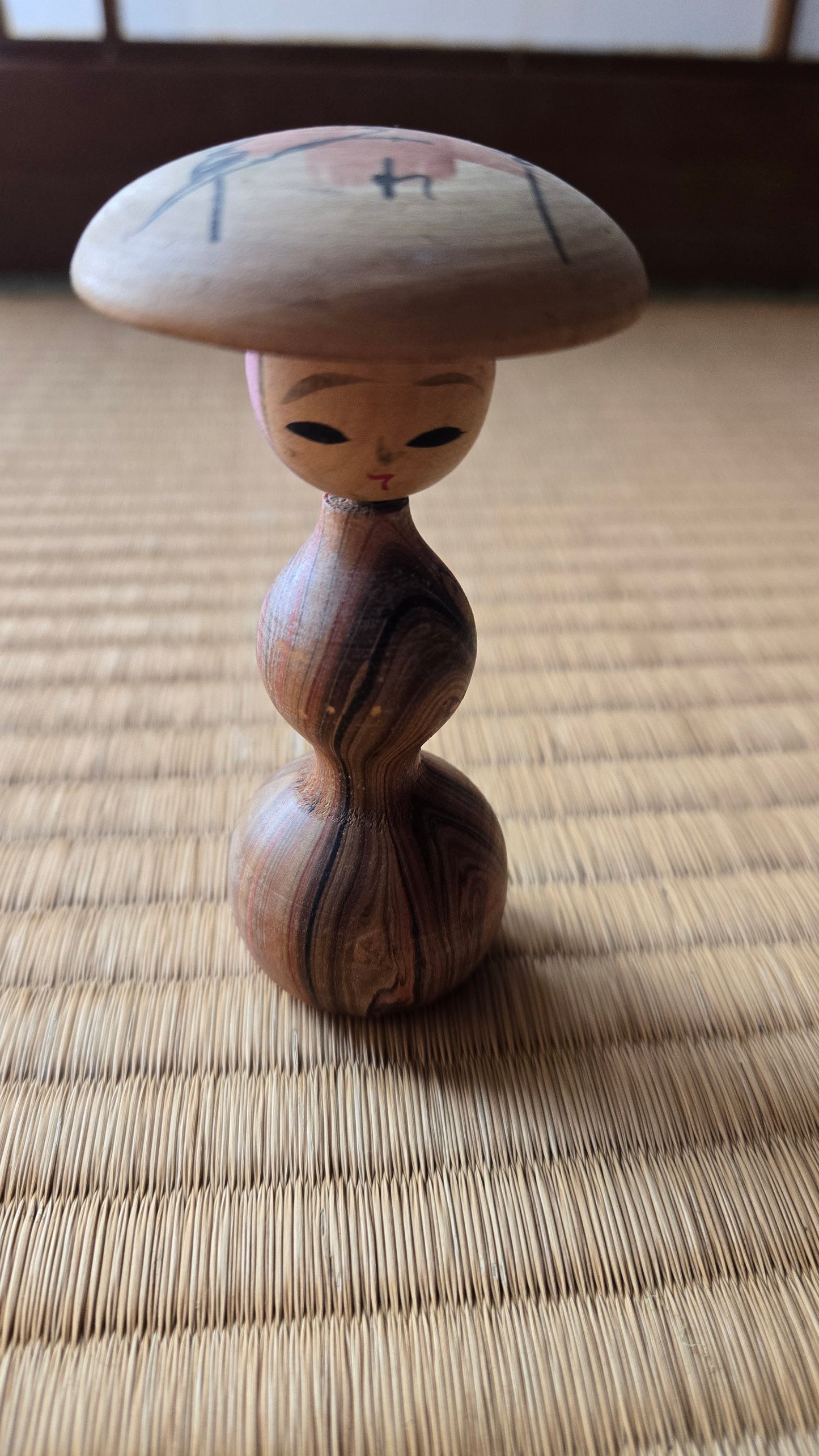 Kokeshi sōsaku au large chapeau de bois, corps double-gourde