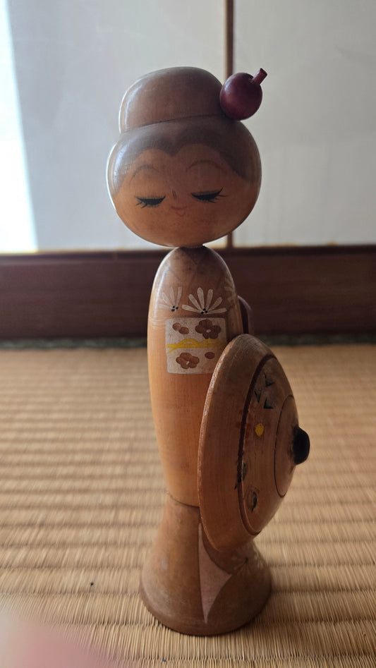 🎎 Kokeshi sōsaku commémorative de mariage, datée 1973 — figure dansante au tambourin