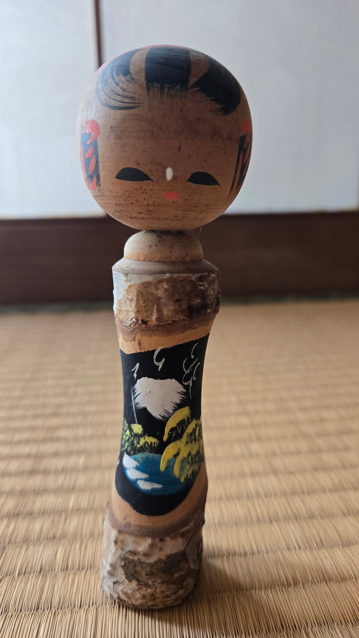 🌙 Kokeshi artisanale à l'écorce naturelle — paysage nocturne du Mont Fuji