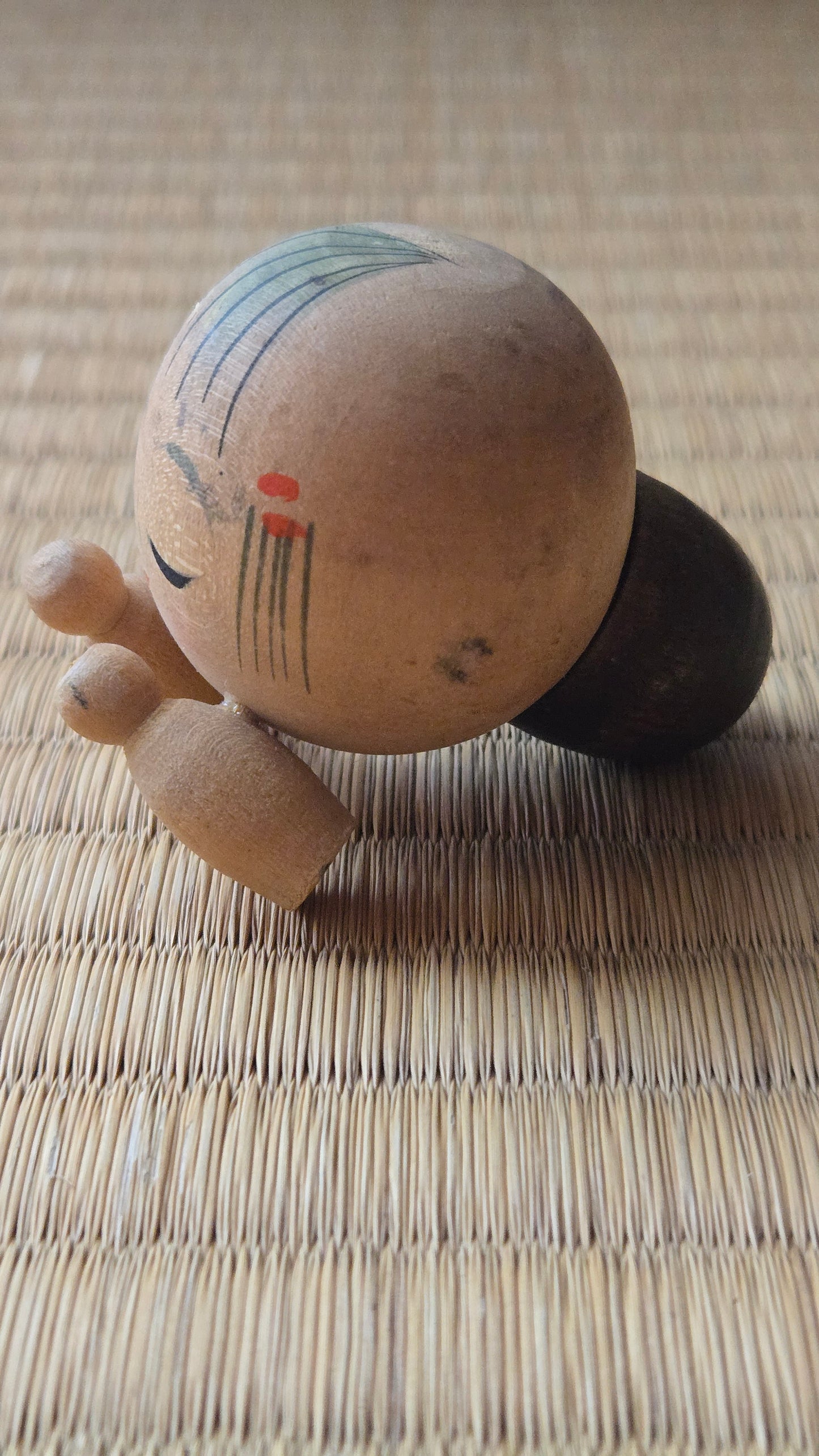 🎎 Kokeshi miniature en forme de tête ronde — poupée "okiagari" à petits bras