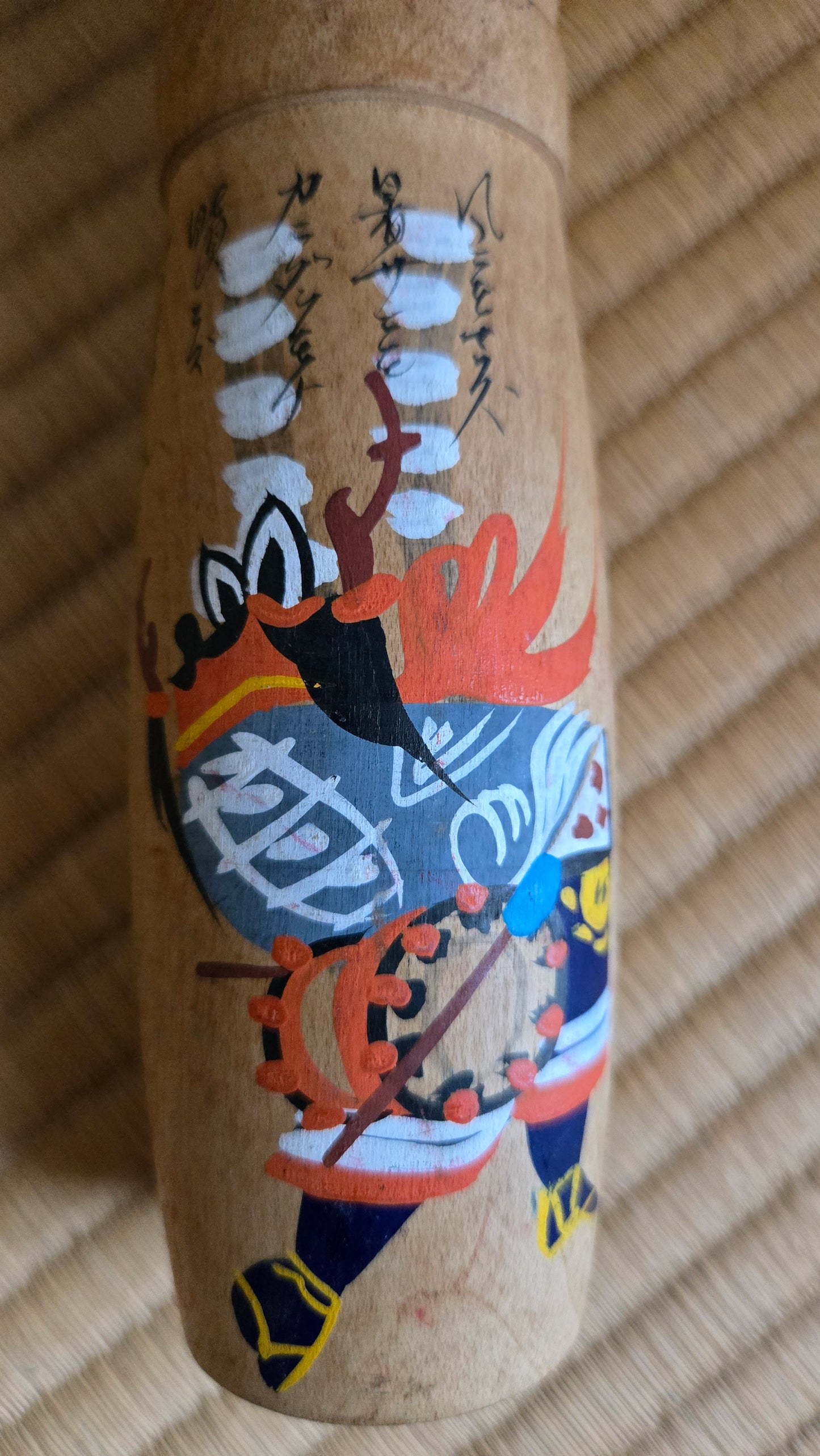🎎 Grande kokeshi calligraphiée — poème peint et scène de guerrier dans les flammes