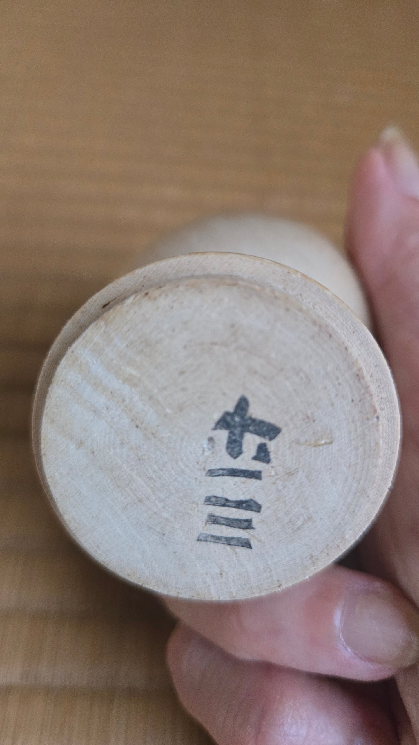 🎎 Sōsaku kokeshi peinte à la main — Motif floral — Pièce artisanale japonaise