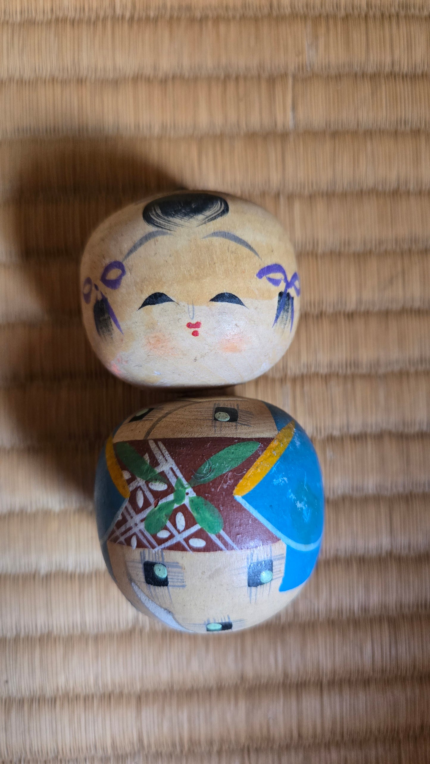 🎎 Sōsaku kokeshi à corps ovoïde, motif kimono peint
