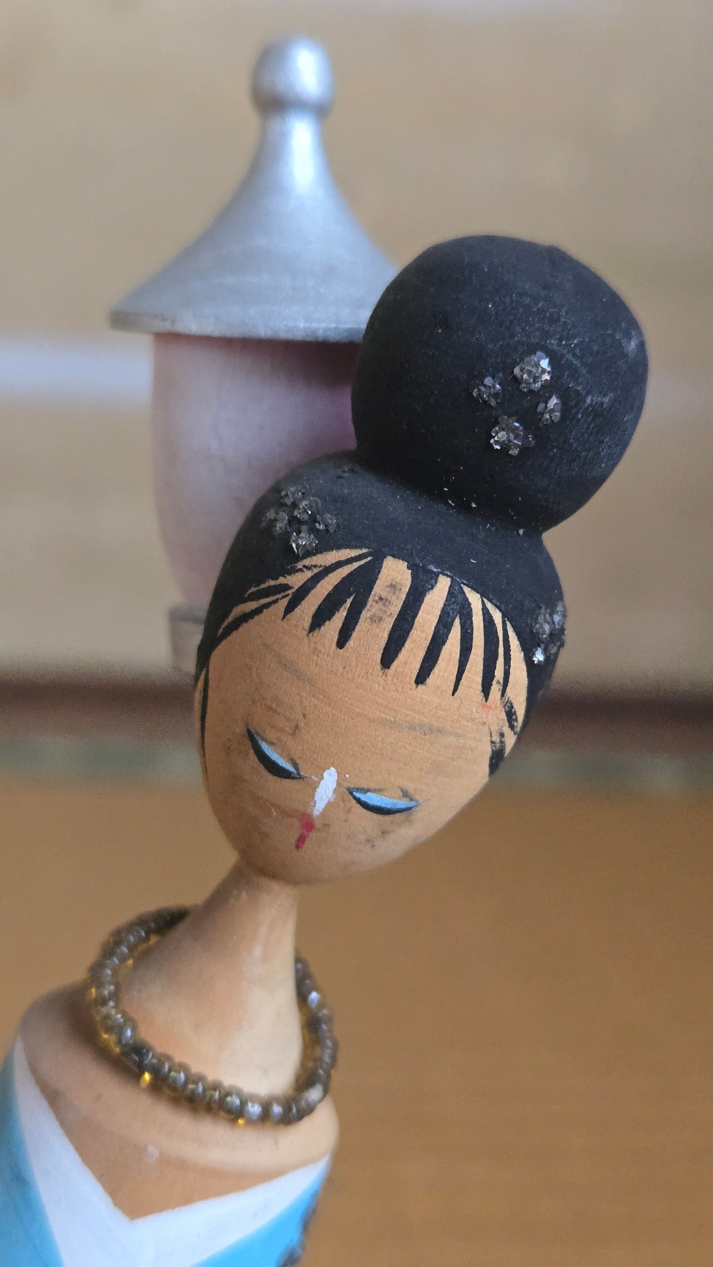 🎎 Poupée bois vintage en kimono, ombrelle et lanterne miniature