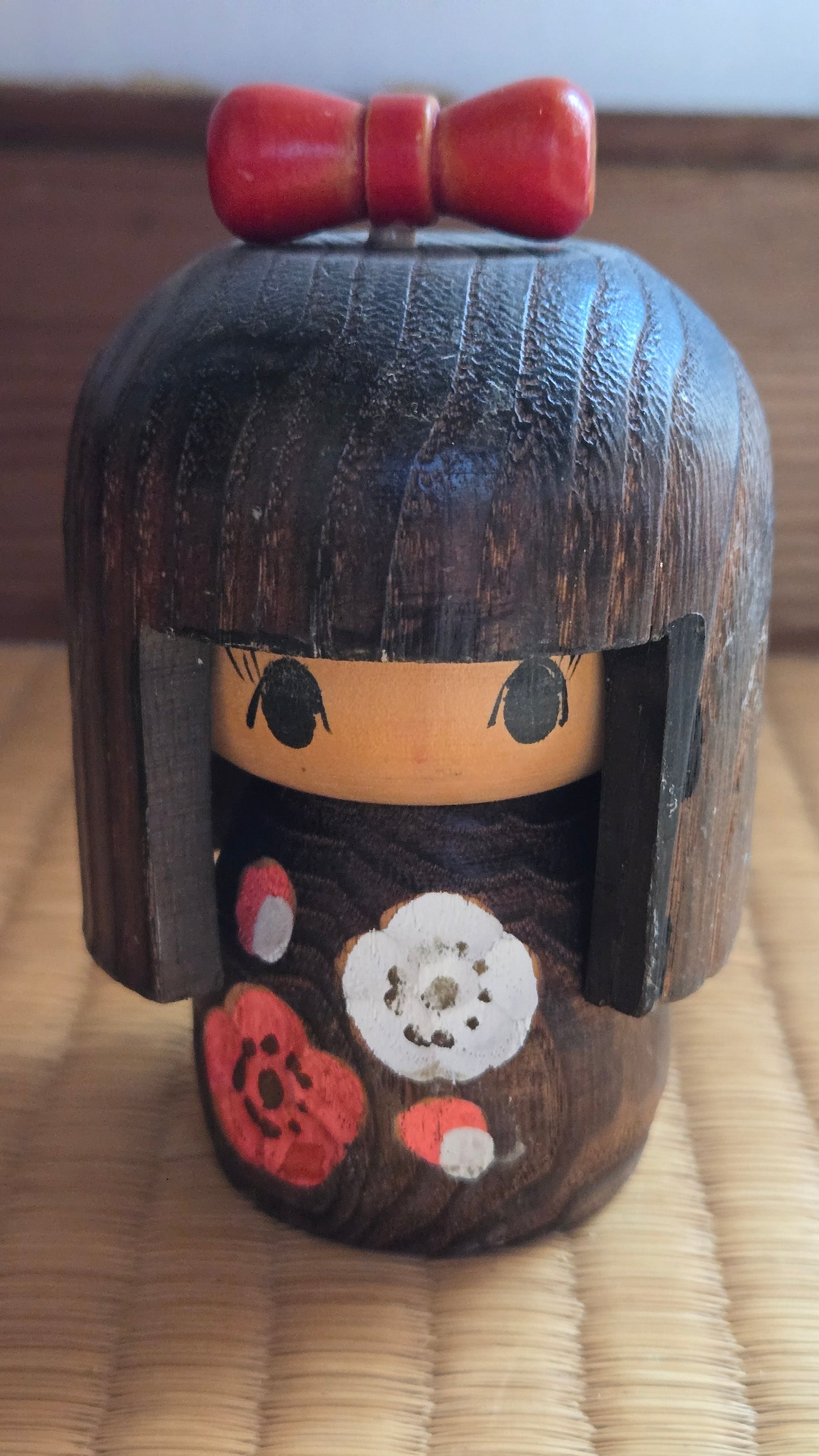 đ Kokeshi crĂ©ative (sĆsaku kokeshi) au bois brĂ»lĂ©/foncĂ©
