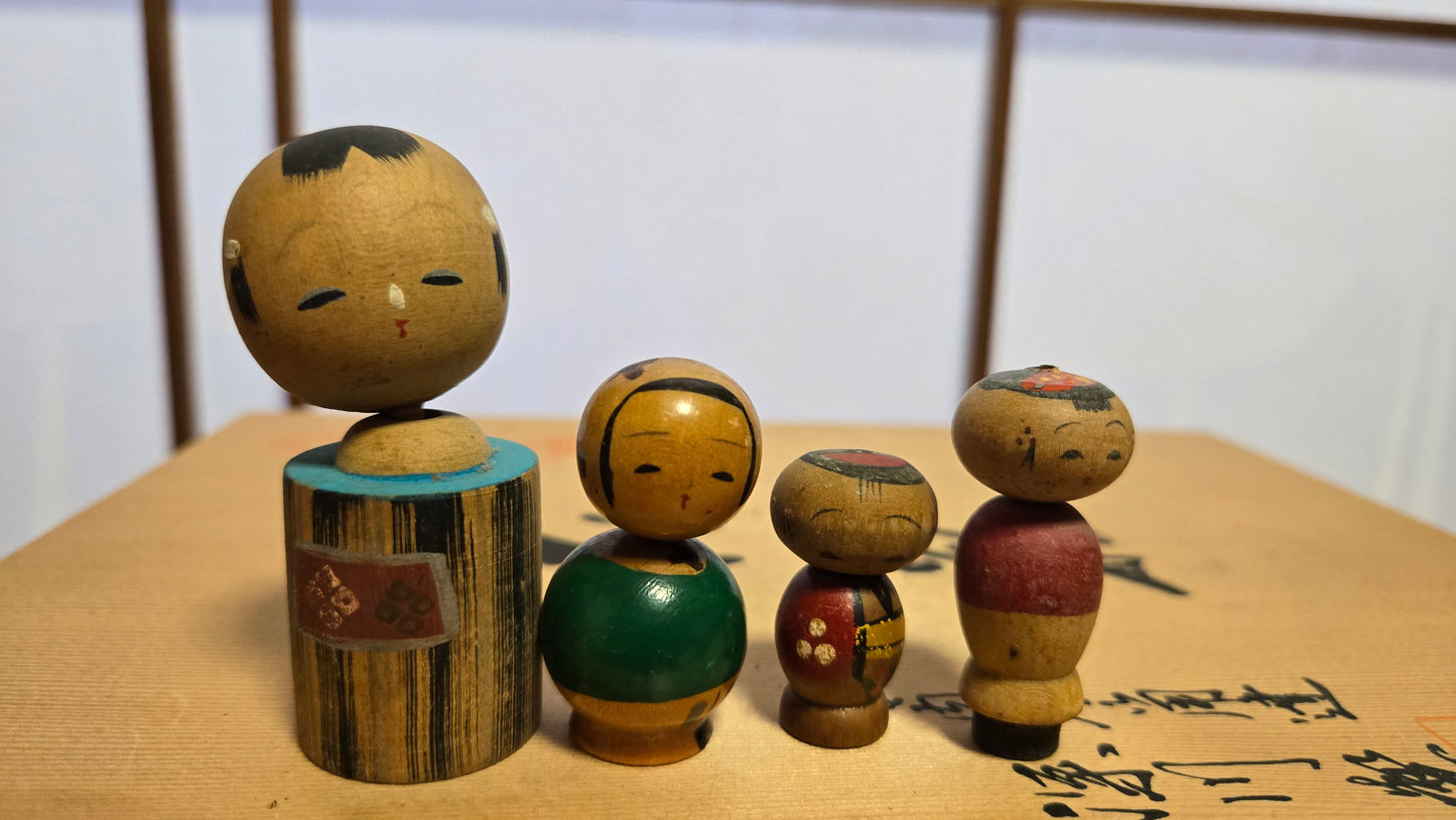 🎎 Lot de 4 kokeshis vintage — famille de bois peint