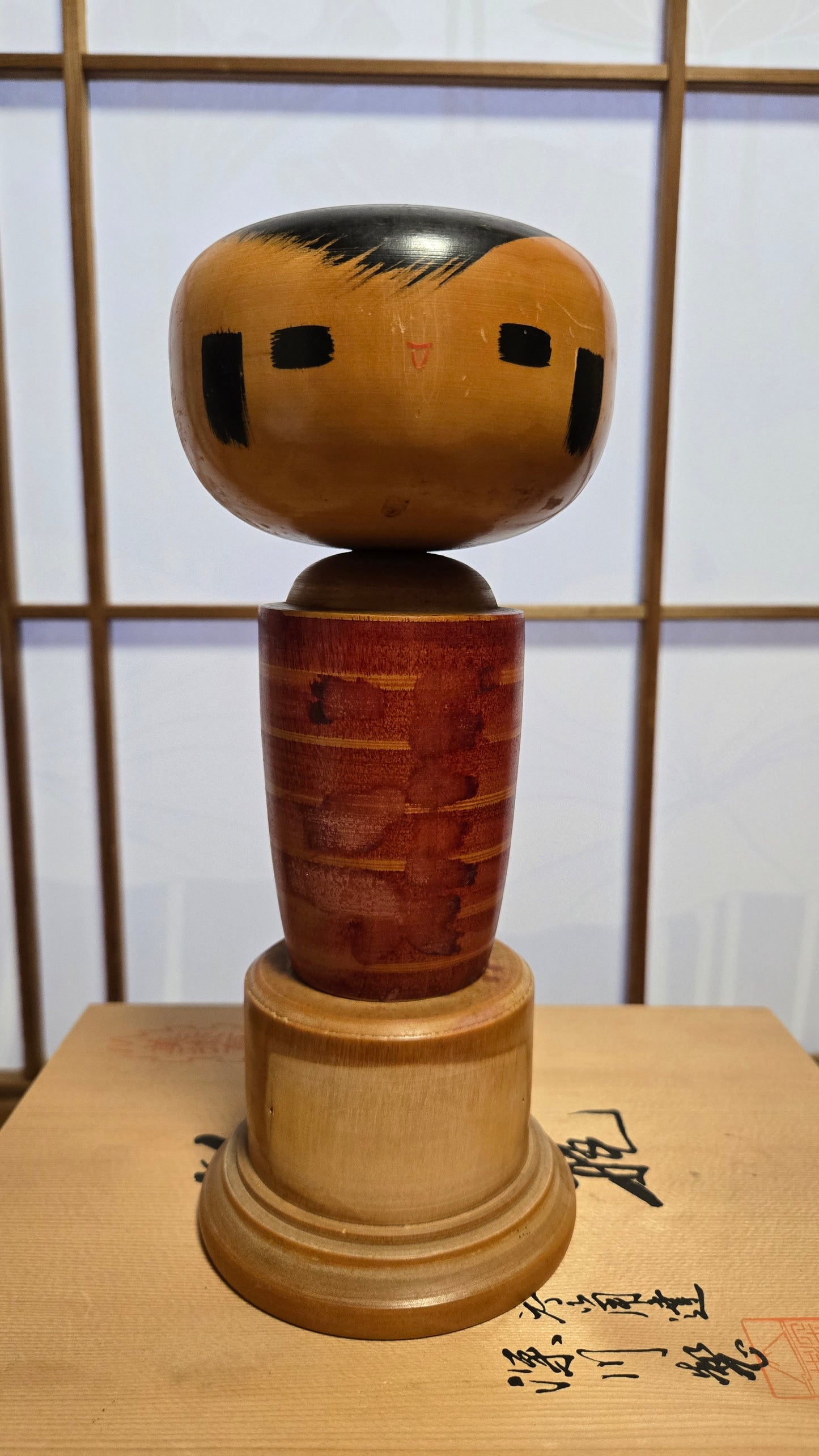 🎎 Kokeshi sōsaku moderniste — traits épurés et bois naturel