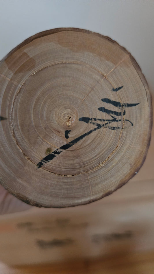 🎎 Kokeshi sōsaku sur bois brut, 22 cm — inscription calligraphiée et motif de grue
