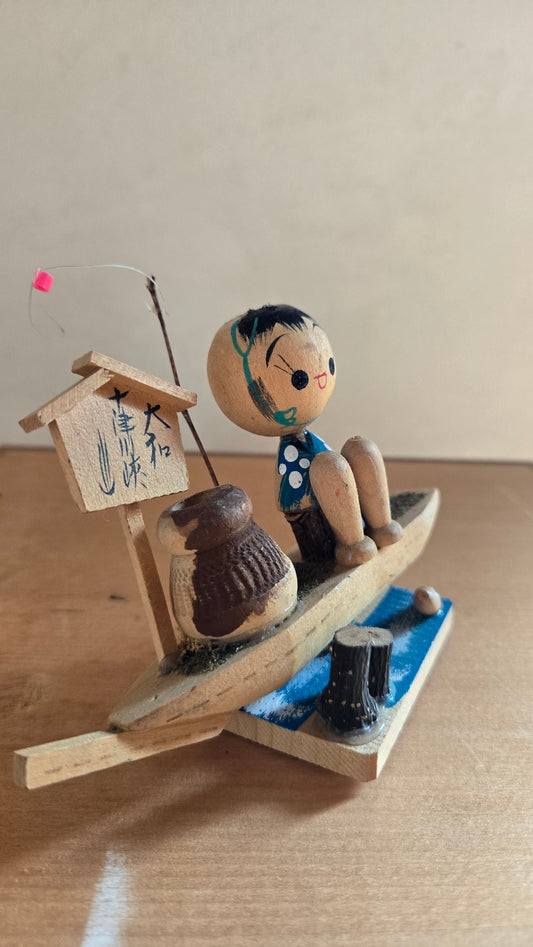 🎣 Kokeshi souvenir "Le petit pêcheur de Totsukawa-kyō" – Barque miniature, Nara