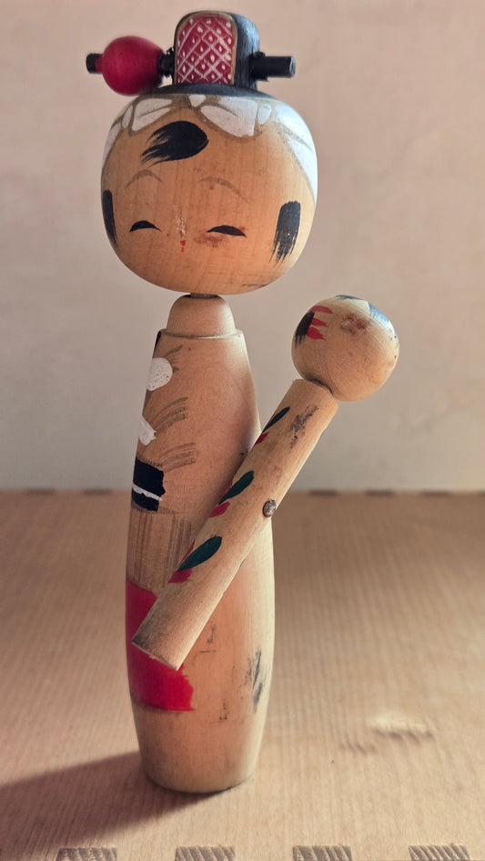 🎎 Kokeshi vintage avec ornement de coiffe – 13 cm