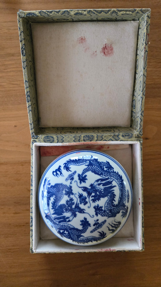 🐉 Boîte à pâte à sceau (印泥) en porcelaine bleu et blanc, décor de dragons
