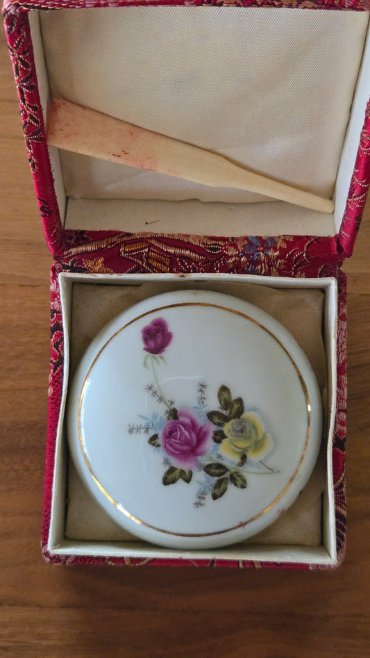 🌹 Boîte à pâte à sceau (印泥) en porcelaine à décor de roses, dans son écrin en brocart et sa spatule d'origine