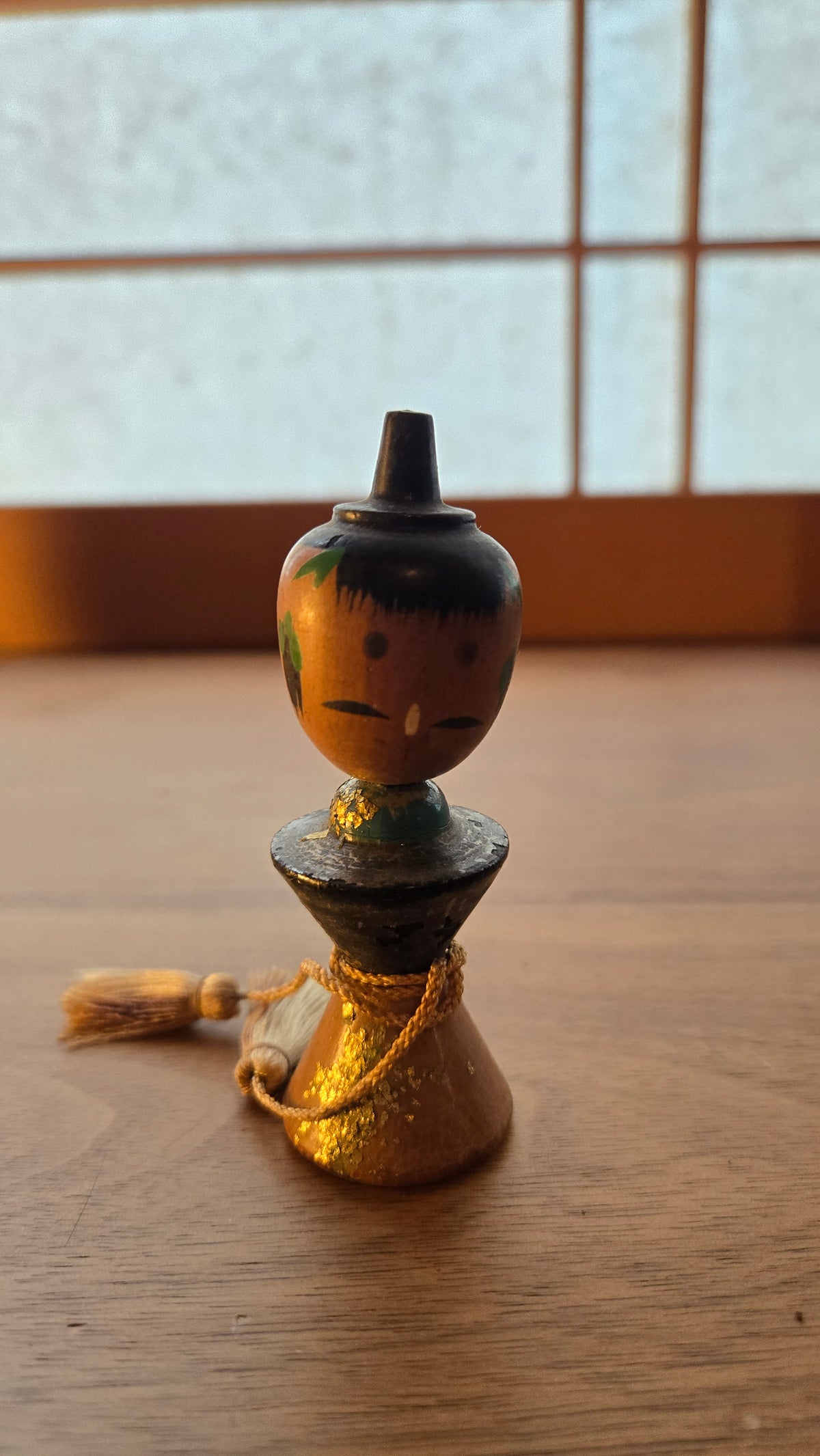 🪆 Kokeshi figurant un noble de cour – coiffe noire, feuille d'or et cordon à pompons