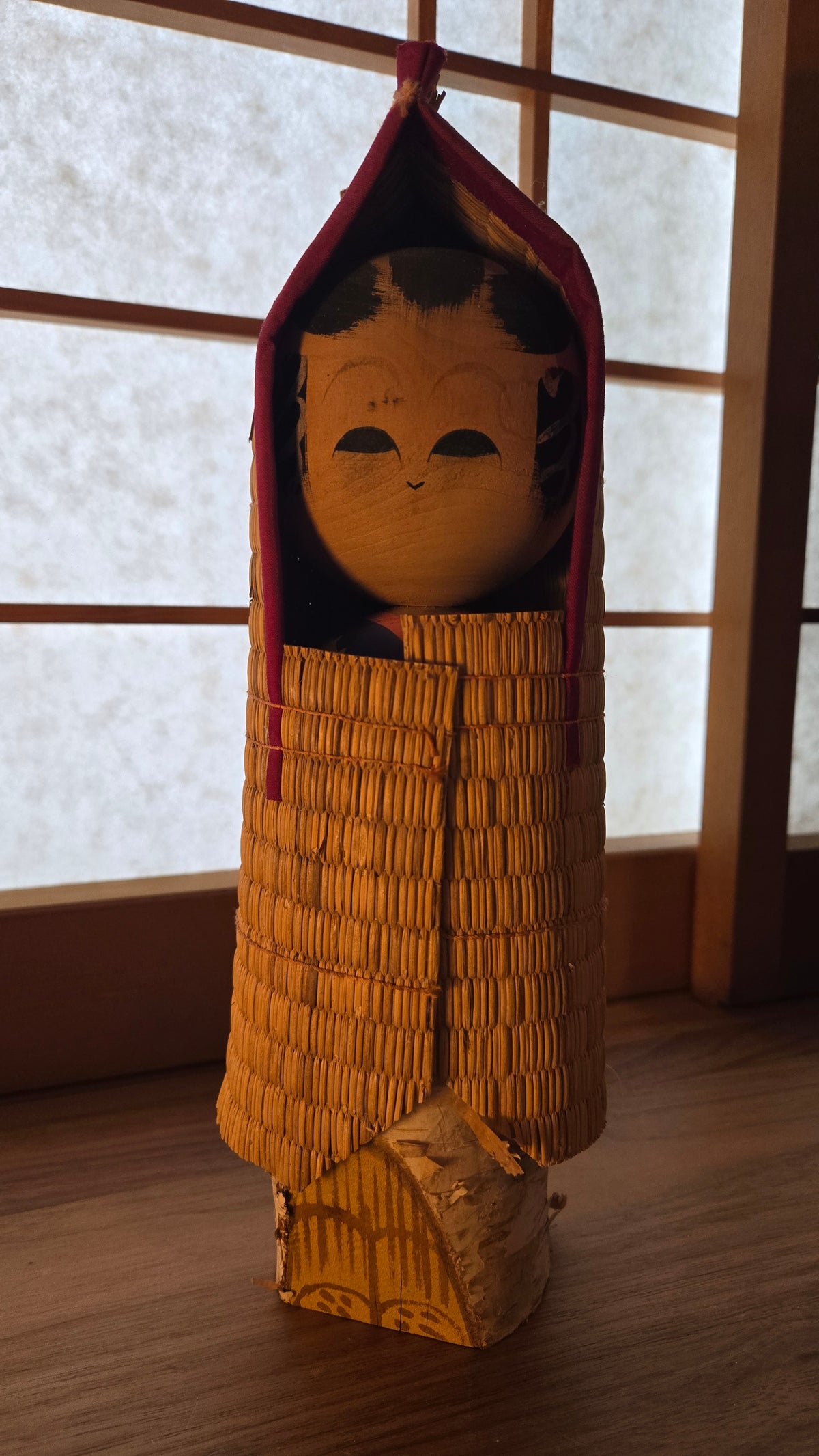 đȘ PoupĂ©e yukinko en yuki-bĆshi â kokeshi en capuche de paille de riz, base en bouleau