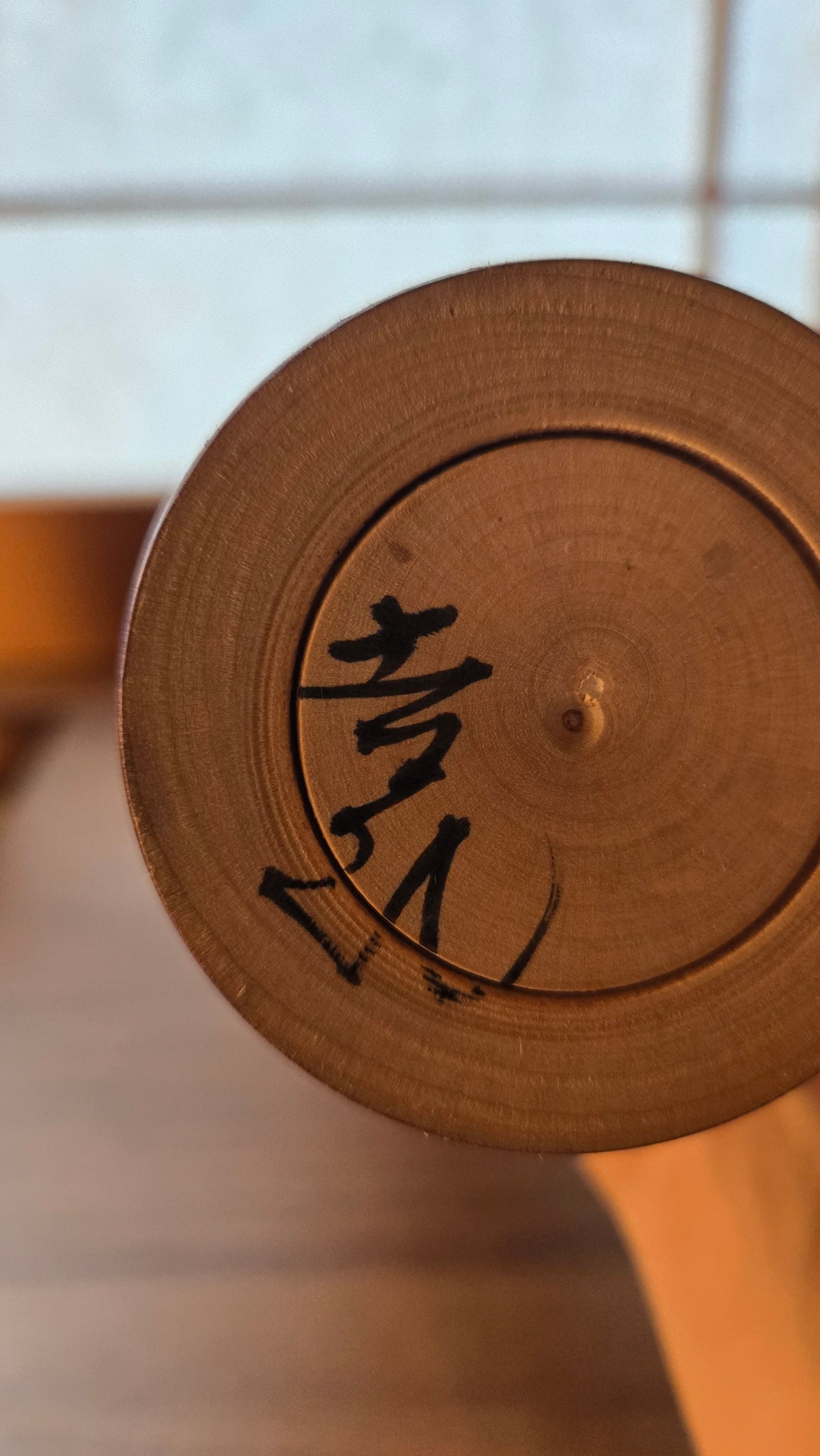 🪆 Kokeshi traditionnelle Tōgatta signée – tegara rouges, kimono au col croisé