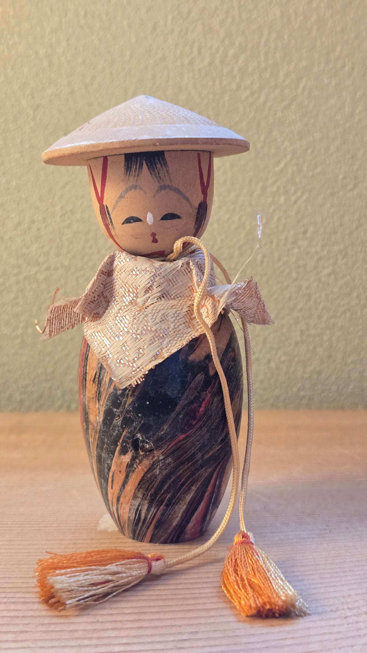 🎎 Kokeshi créative (sōsaku) à chapeau de paille et bavoir tissé, style figurine votive