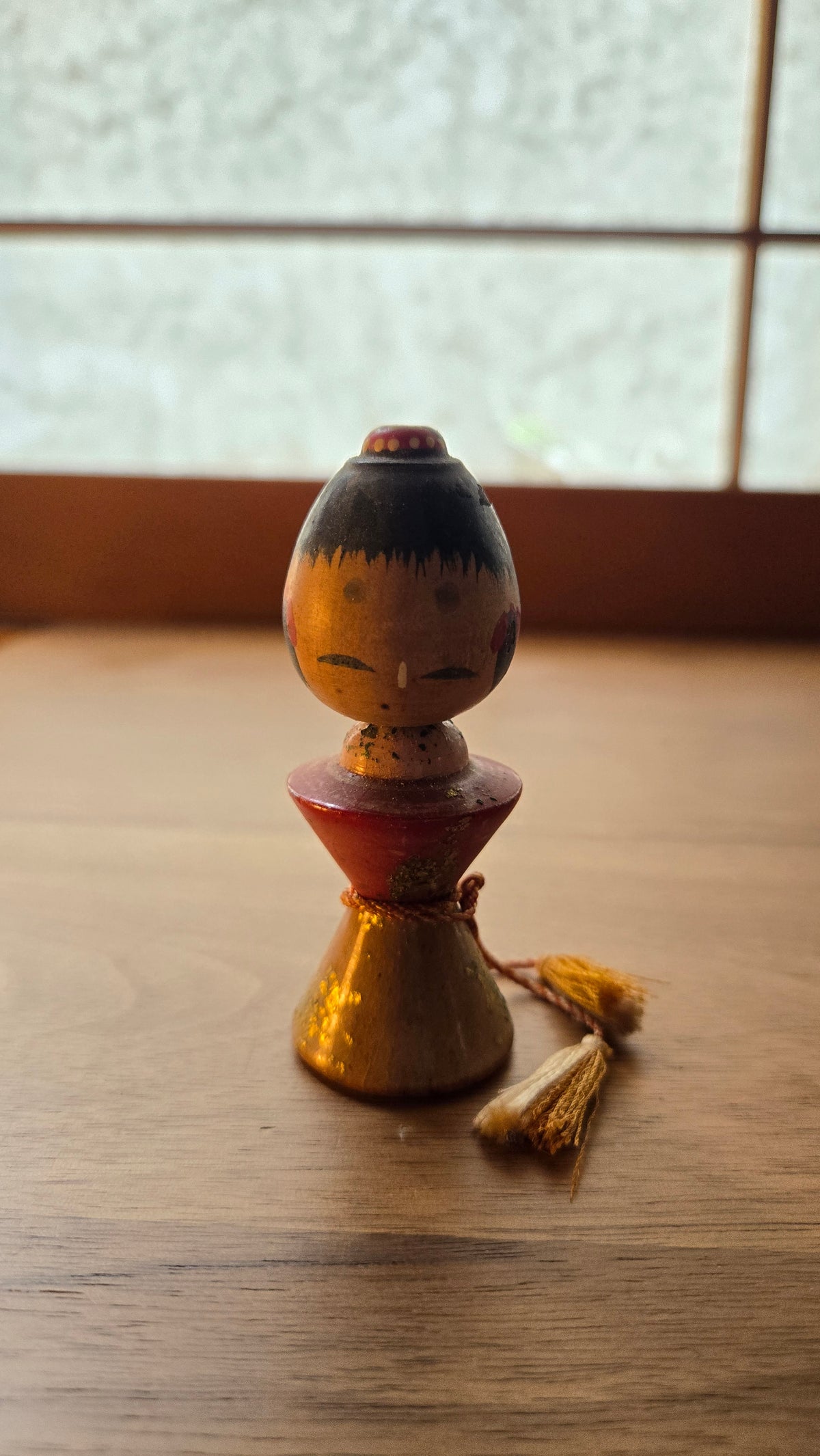 🌸 Kokeshi sōsaku – Petite kokeshi géométrique au chignon et aux glands de soie 🌸