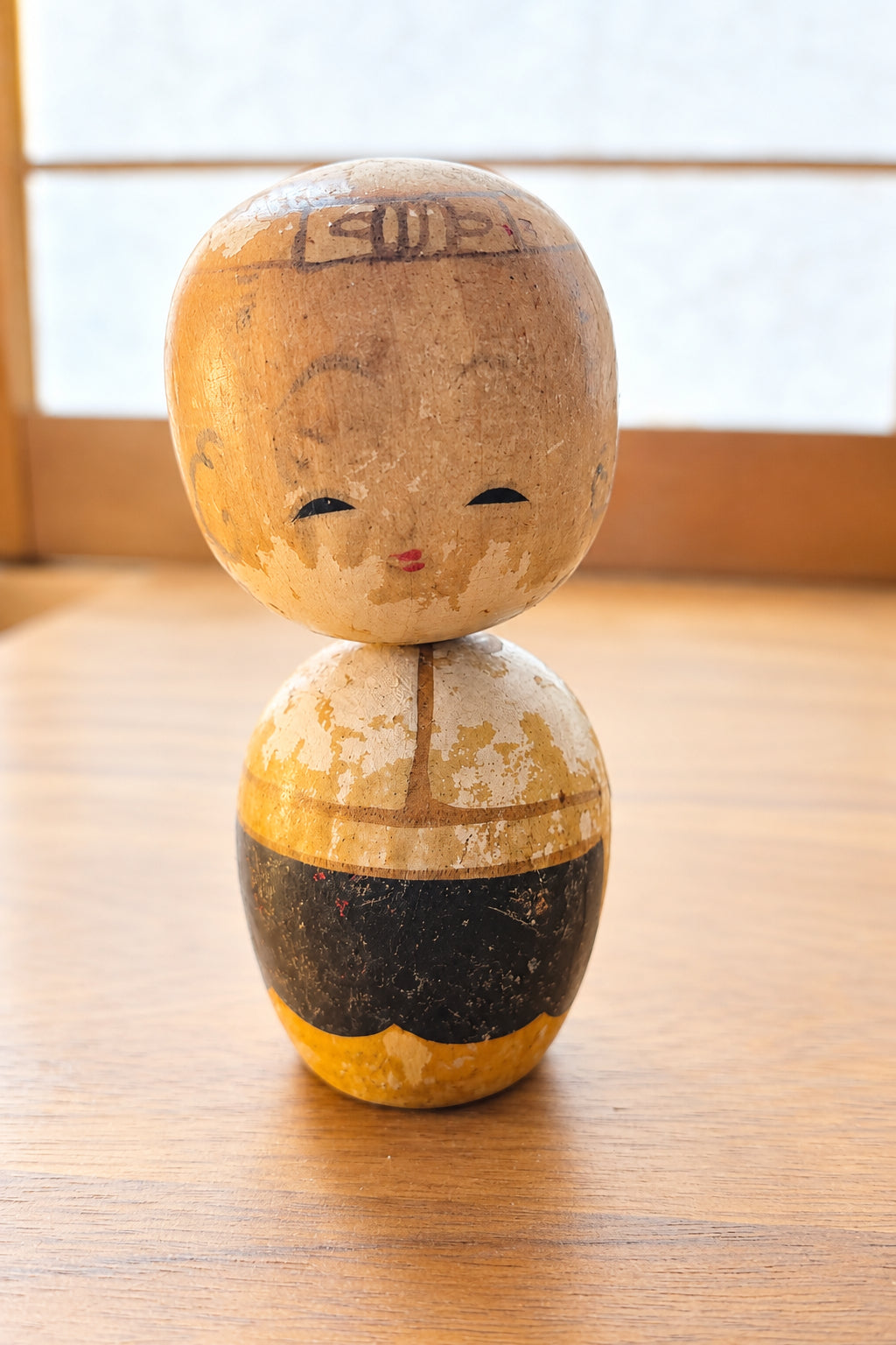 🌸 Kokeshi sōsaku – Petite kokeshi ronde à la peinture patinée 🌸
