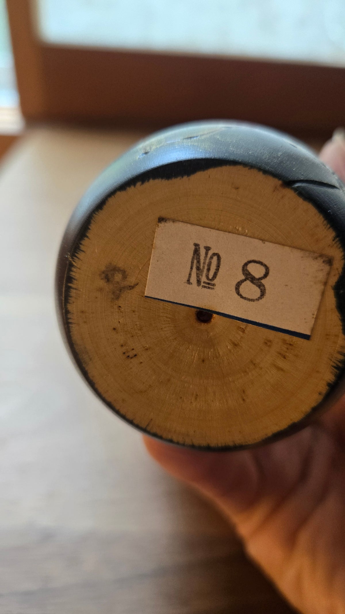🪆 Kokeshi sōsaku – jeune fille au kimono noir et or, camélias rouges
