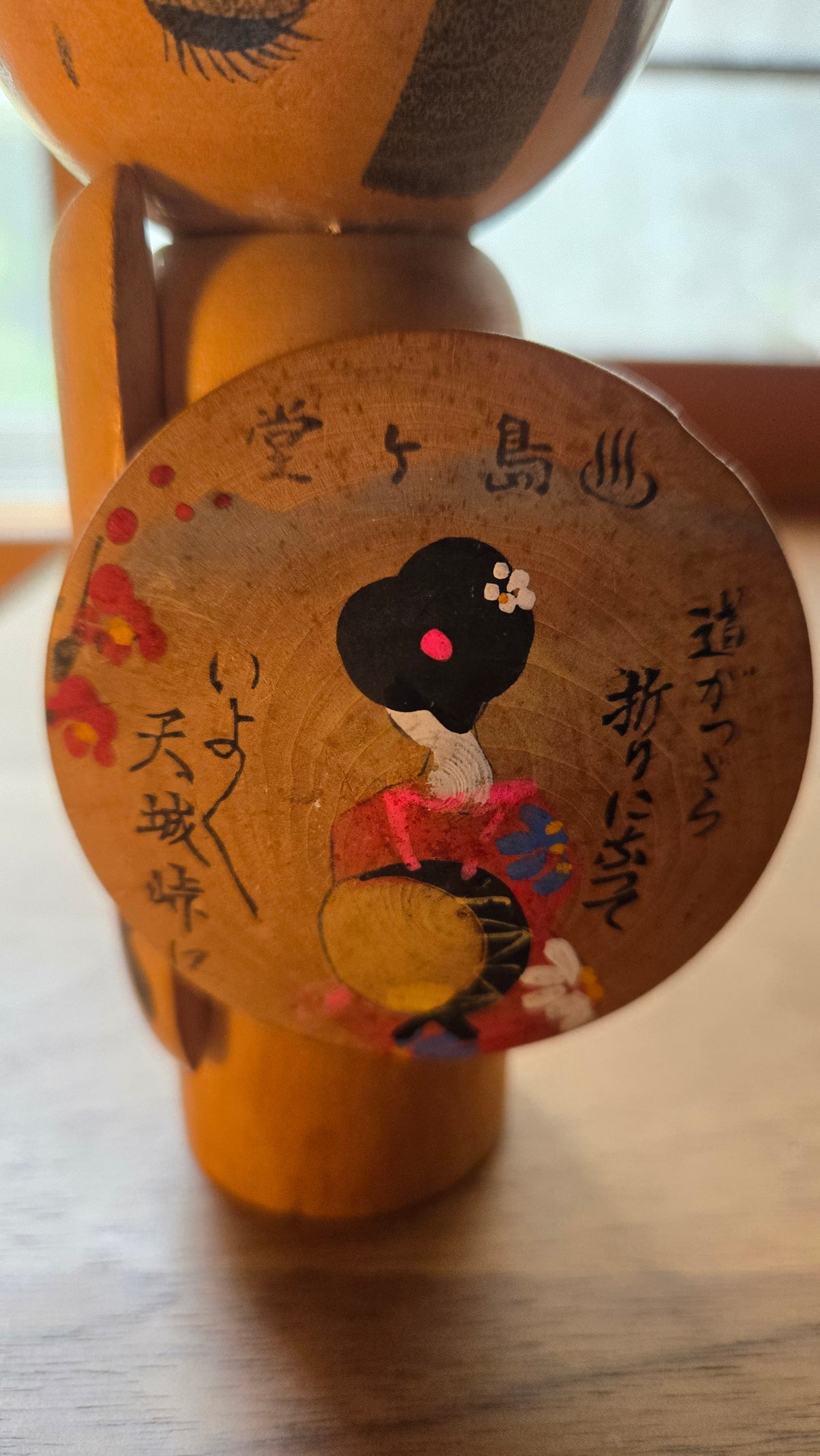 đȘ Kokeshi souvenir de DĆgashima (ć ă¶ćł¶) â jeune fille au chignon Ă pois et Ă©ventail peint, Izu