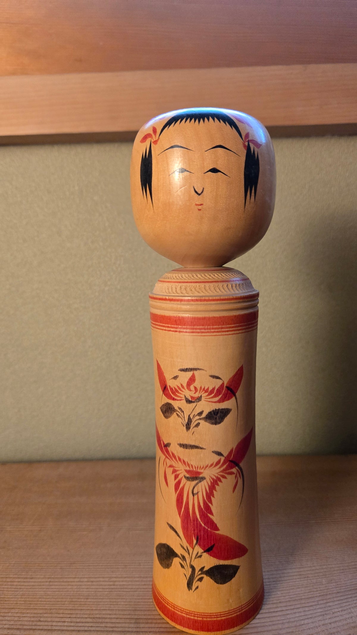 🪆 Kokeshi traditionnelle de style Naruko (鳴子) – chrysanthèmes rouges, tête à tourner et grincer