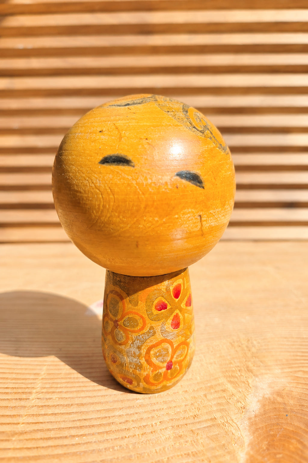 🎎 Kokeshi sosaku à tête ronde et yeux souriants – motif de fleurs orange et rouges
