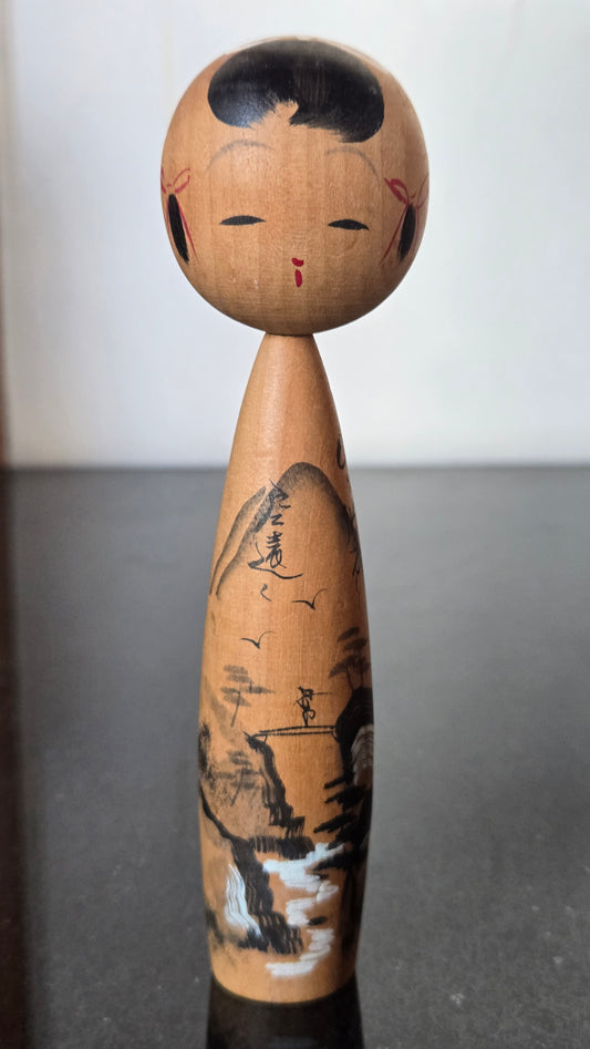 🎎 Kokeshi sōsaku – paysage de montagne, pont et cascade, rubans rouges