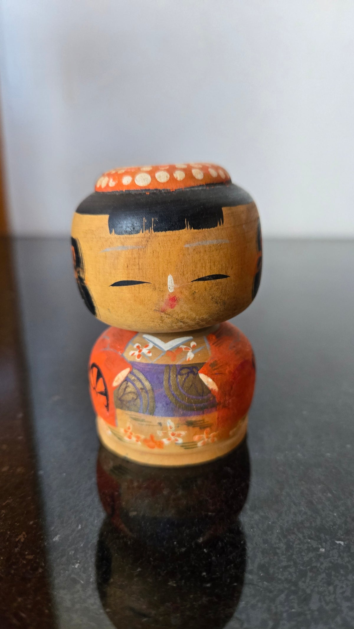 🎎 Petite kokeshi vintage – chapeau orange à pois, kimono orange et obi violet – 8 cm