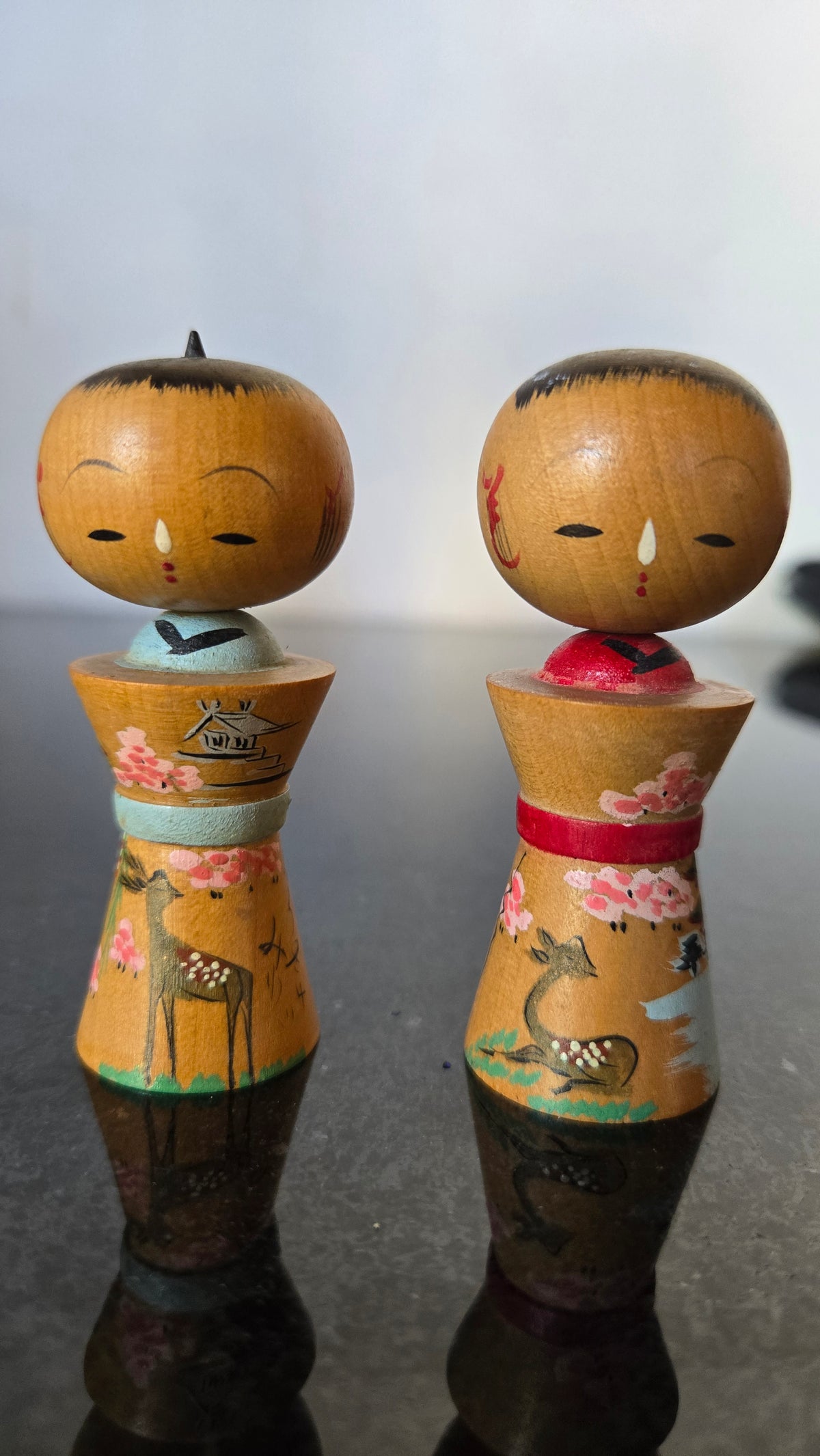 🎎 Duo de kokeshi miniatures peintes à la main – Cerfs et cerisiers en fleurs – Période Shōwa 🌸