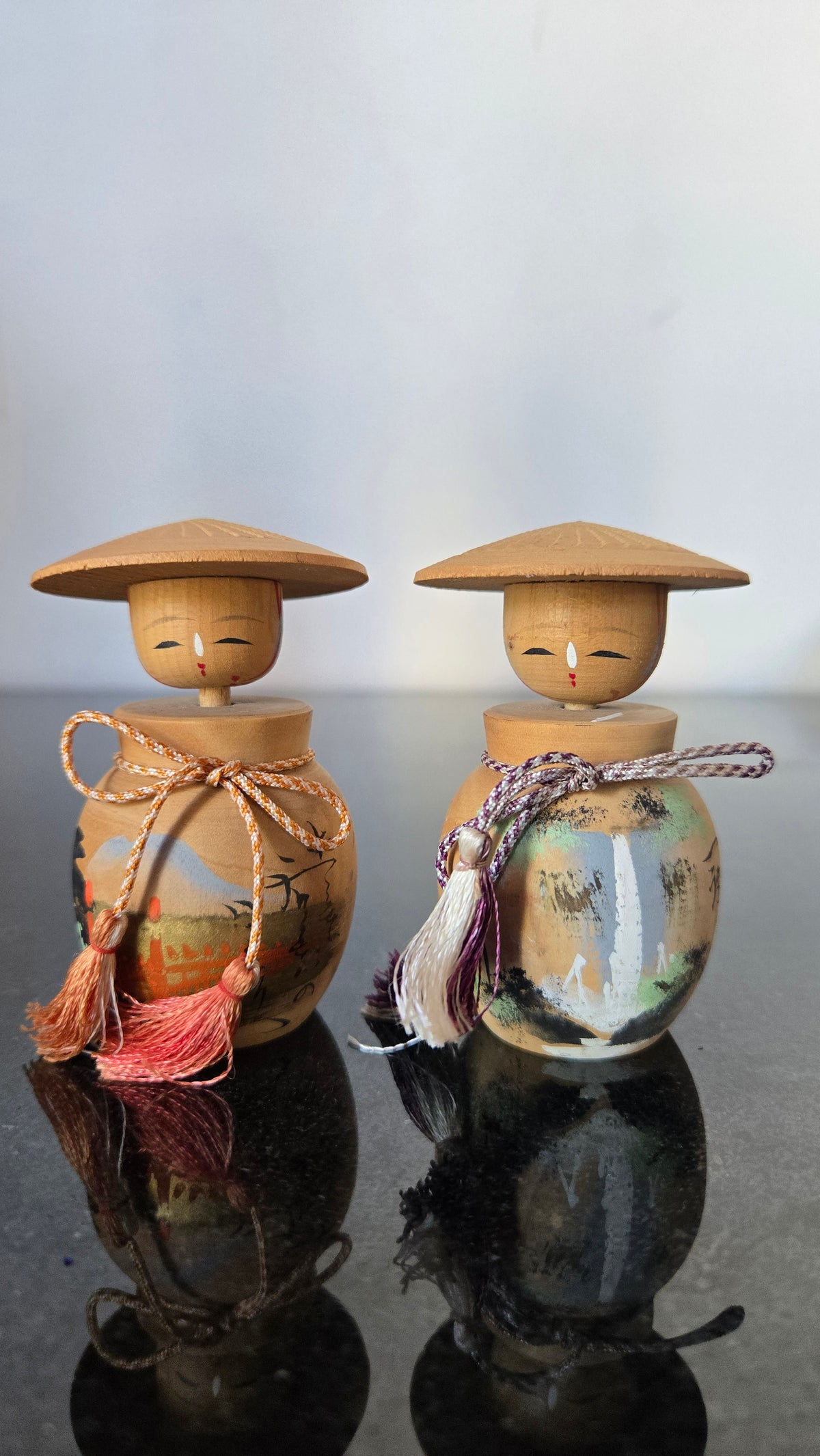 🎎 Duo de kokeshi voyageurs au chapeau – Paysages peints à la main – Période Shōwa 🏔️