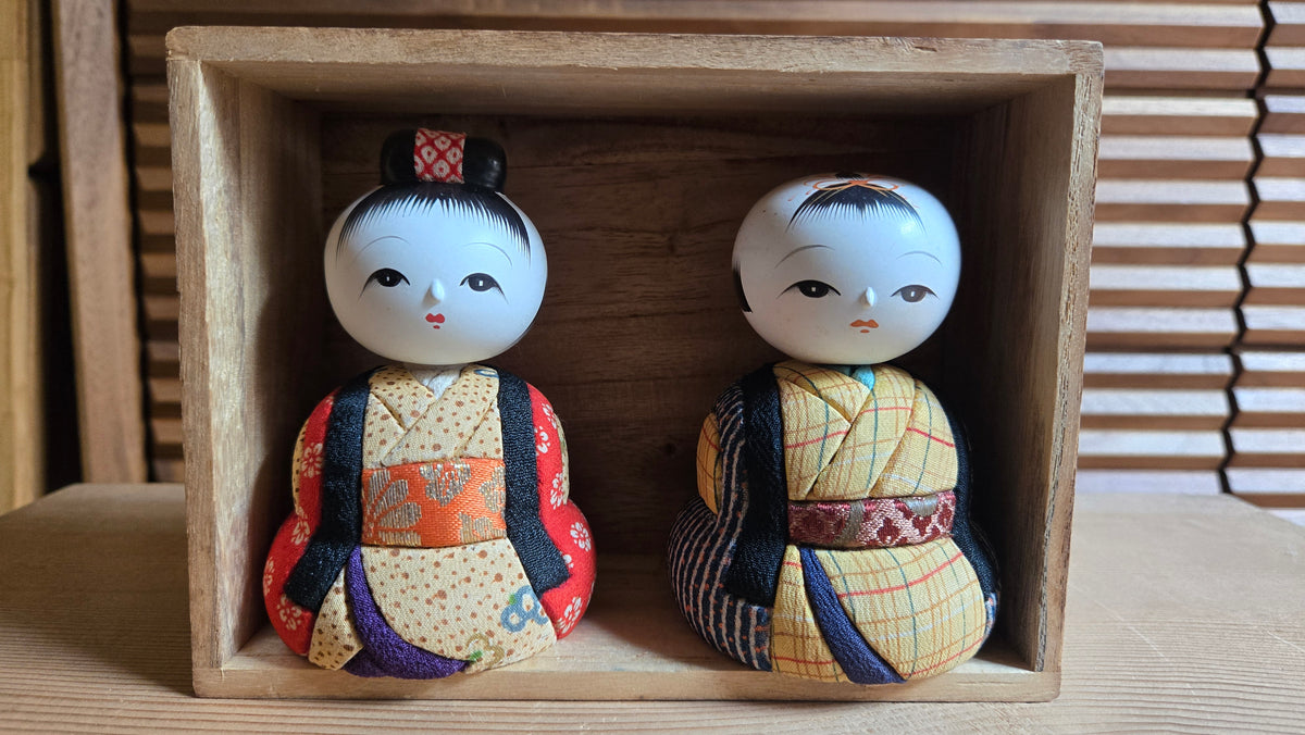 🎎 Couple impérial en tissu, kimonos chirimen jaune à carreaux et rouge à fleurs – boîte d’origine