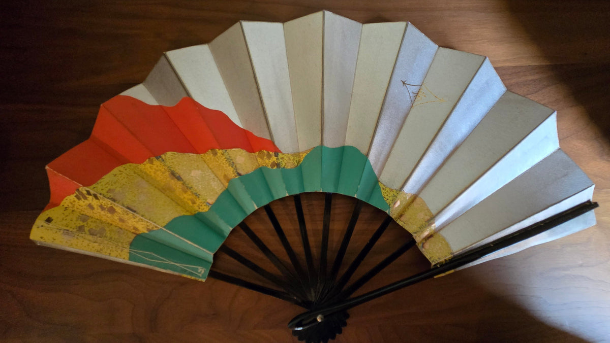 🎴 Éventail de danse japonaise (maï-ōgi) – bandes rouge, or et vert jade sur fond argenté