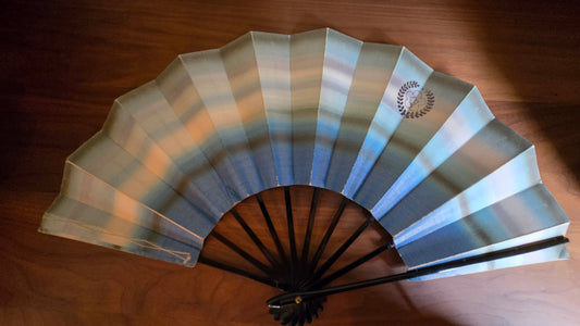 🎴 Éventail de danse japonaise (maï-ōgi) – bandes bleu, argent et rose pâle, avec emblème