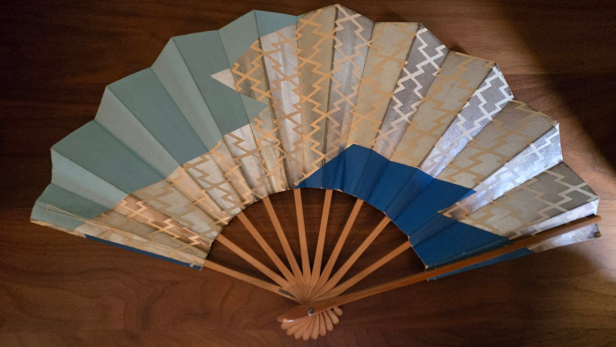 🎴 Éventail de danse japonaise (maï-ōgi) – motif géométrique argenté et bleu