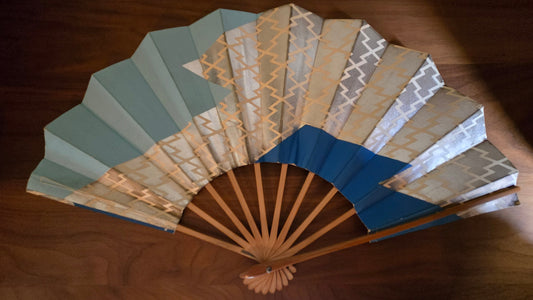 🎴 Éventail de danse japonaise (maï-ōgi) – motif géométrique argenté et bleu