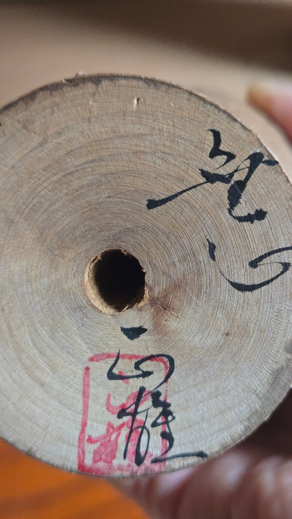 🎎 Kokeshi sōsaku signée Watanabe Masao, avec boîte d’origine – tête en goutte et corps texturé, ruban blanc