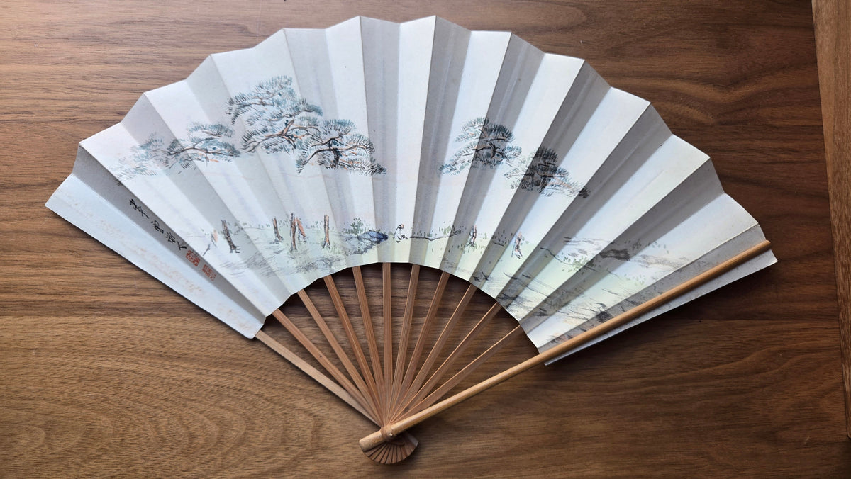 🪭 Éventail japonais ancien « sensu » en bambou et papier – paysage de pins à l’encre et aux pigments
