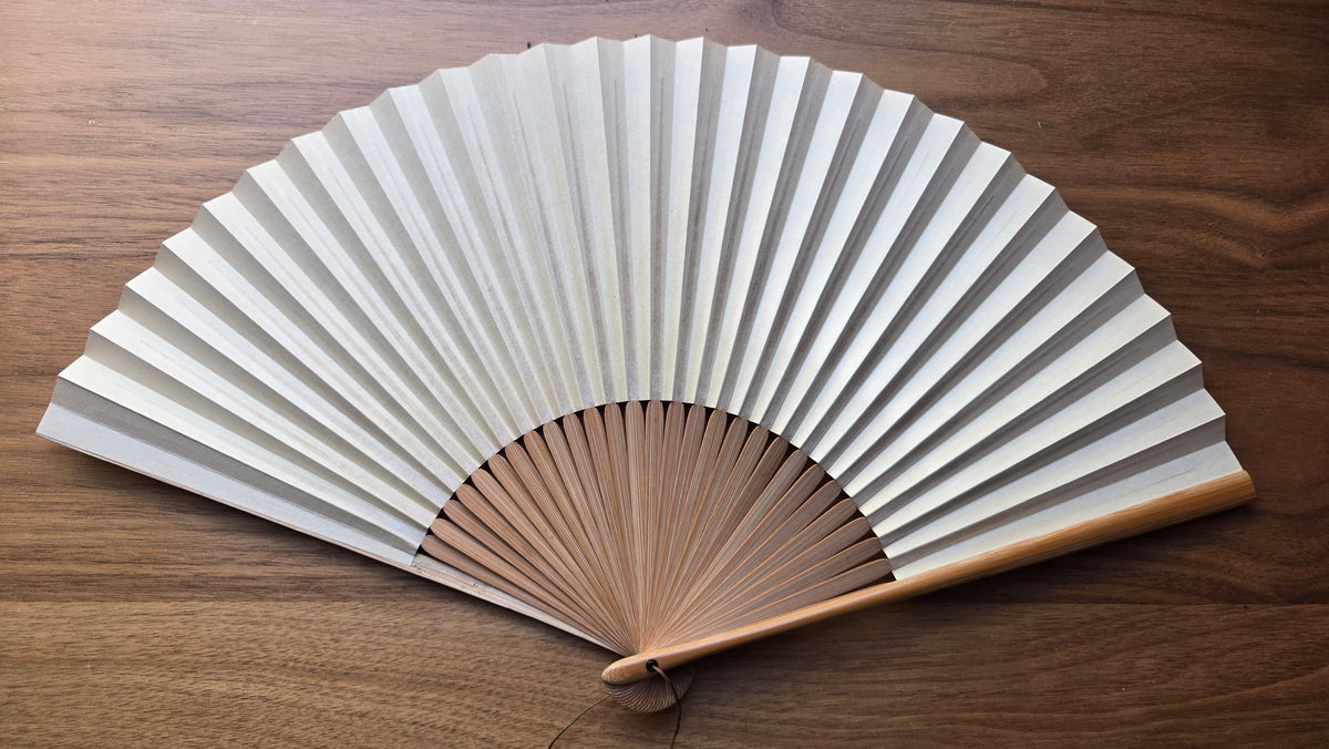 Taille 25 cm 🪭 Éventail japonais « sensu » en bambou et papier crème – sobriété épurée
