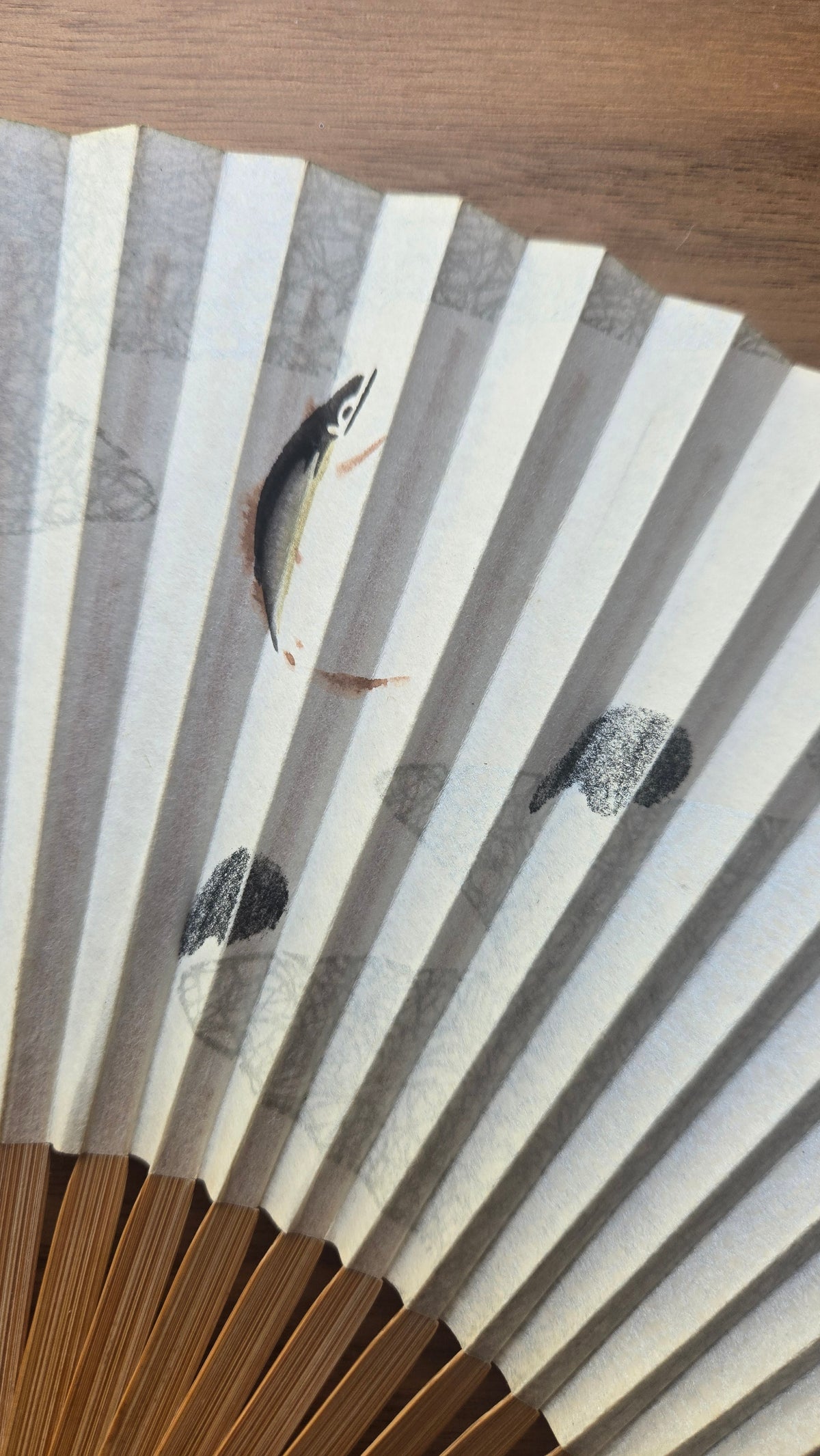 đ Ăventail japonais en bambou et papier â petit poisson dâeau vive et galets, encre sur papier texturĂ©
