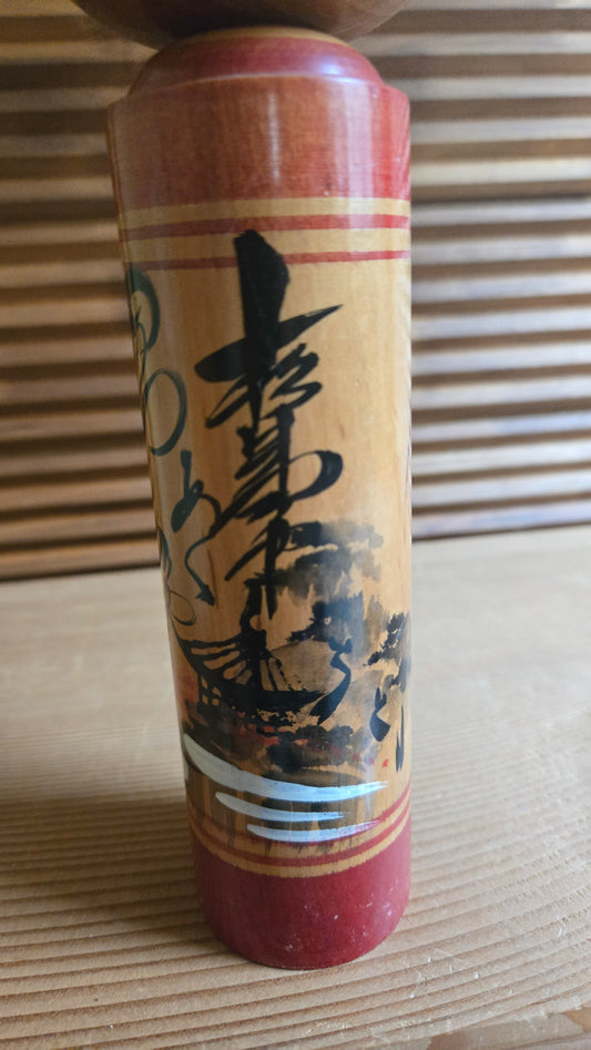 🎎 Kokeshi sōsaku peinte à la main – Paysage au temple et calligraphie, signée