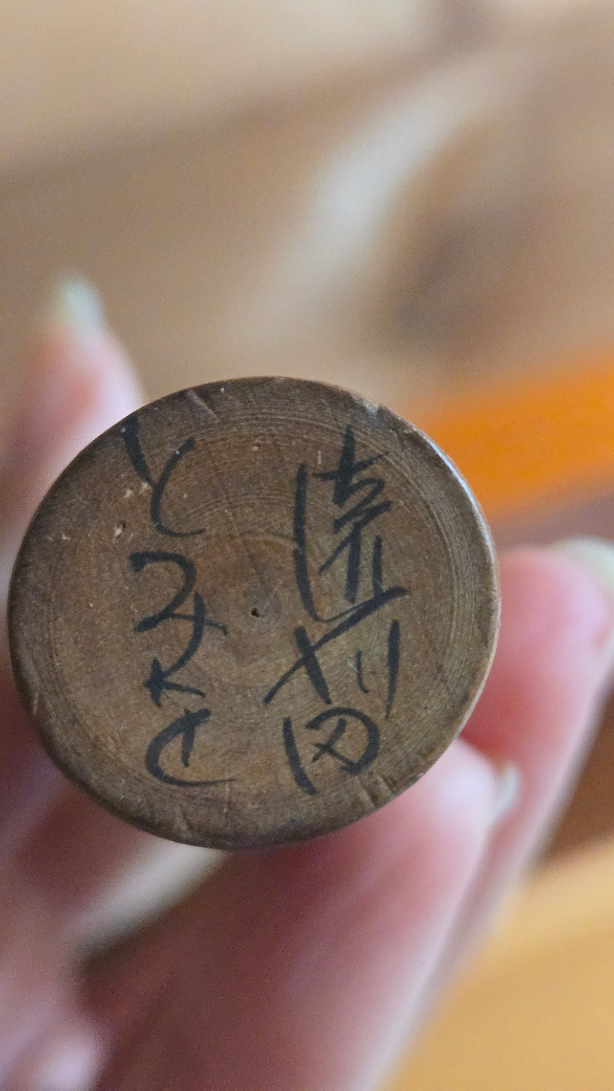 🎎 Petite kokeshi en bois tourné – Motif rouge estompé, signée sous la base