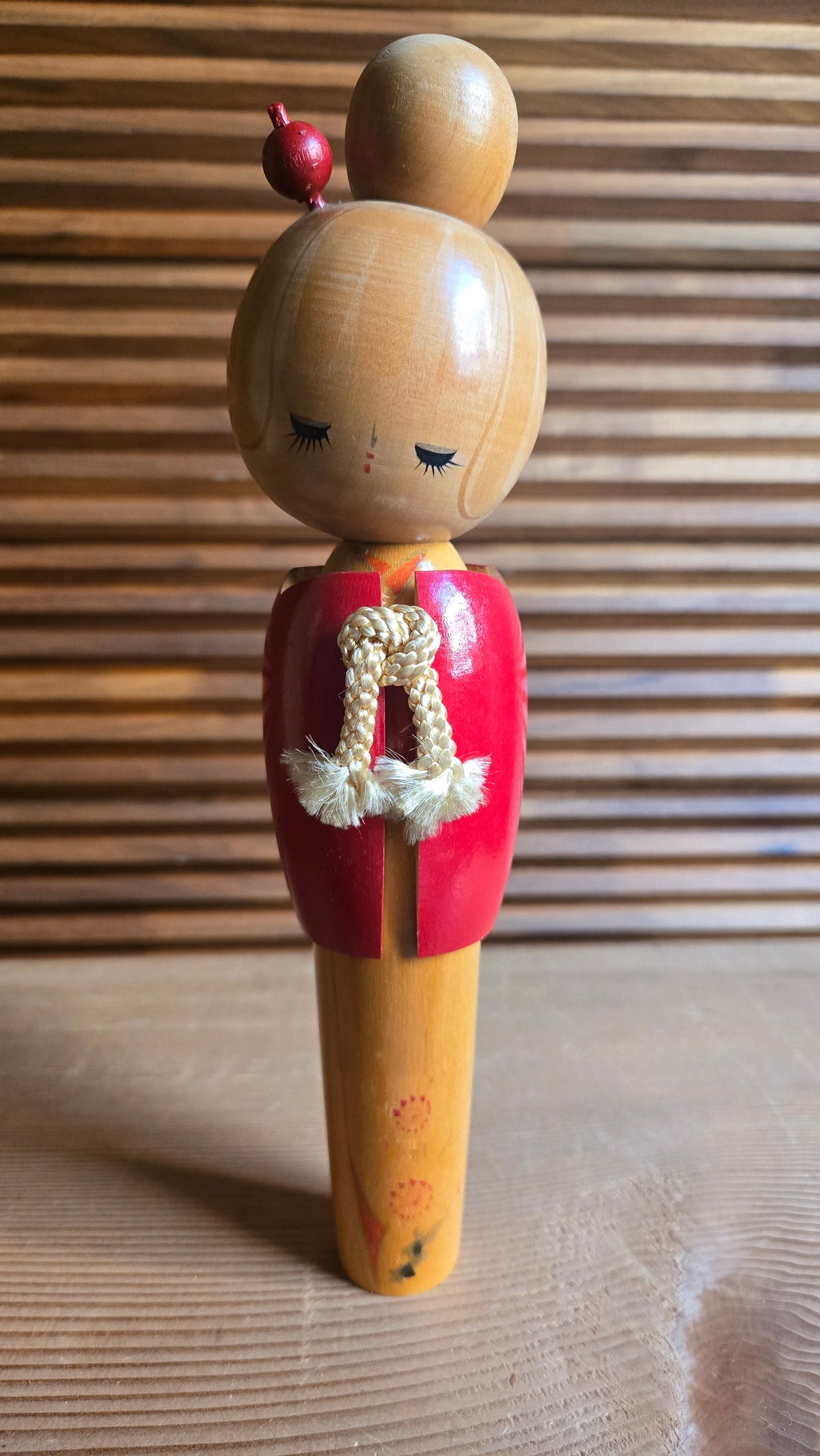 🎎 Kokeshi créative (sōsaku kokeshi) aux yeux clos, veste rouge et cordon tressé – 26 cm