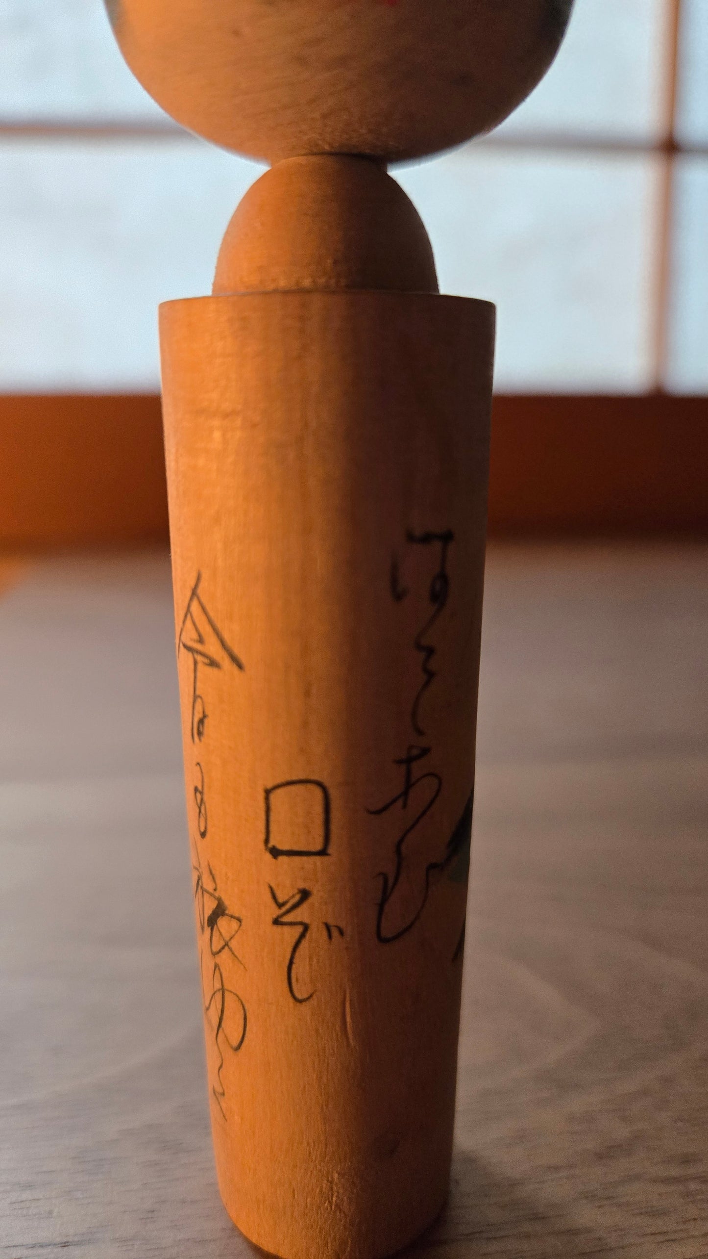 🪆 Kokeshi créative à corps cylindrique — Inscription poétique calligraphiée
