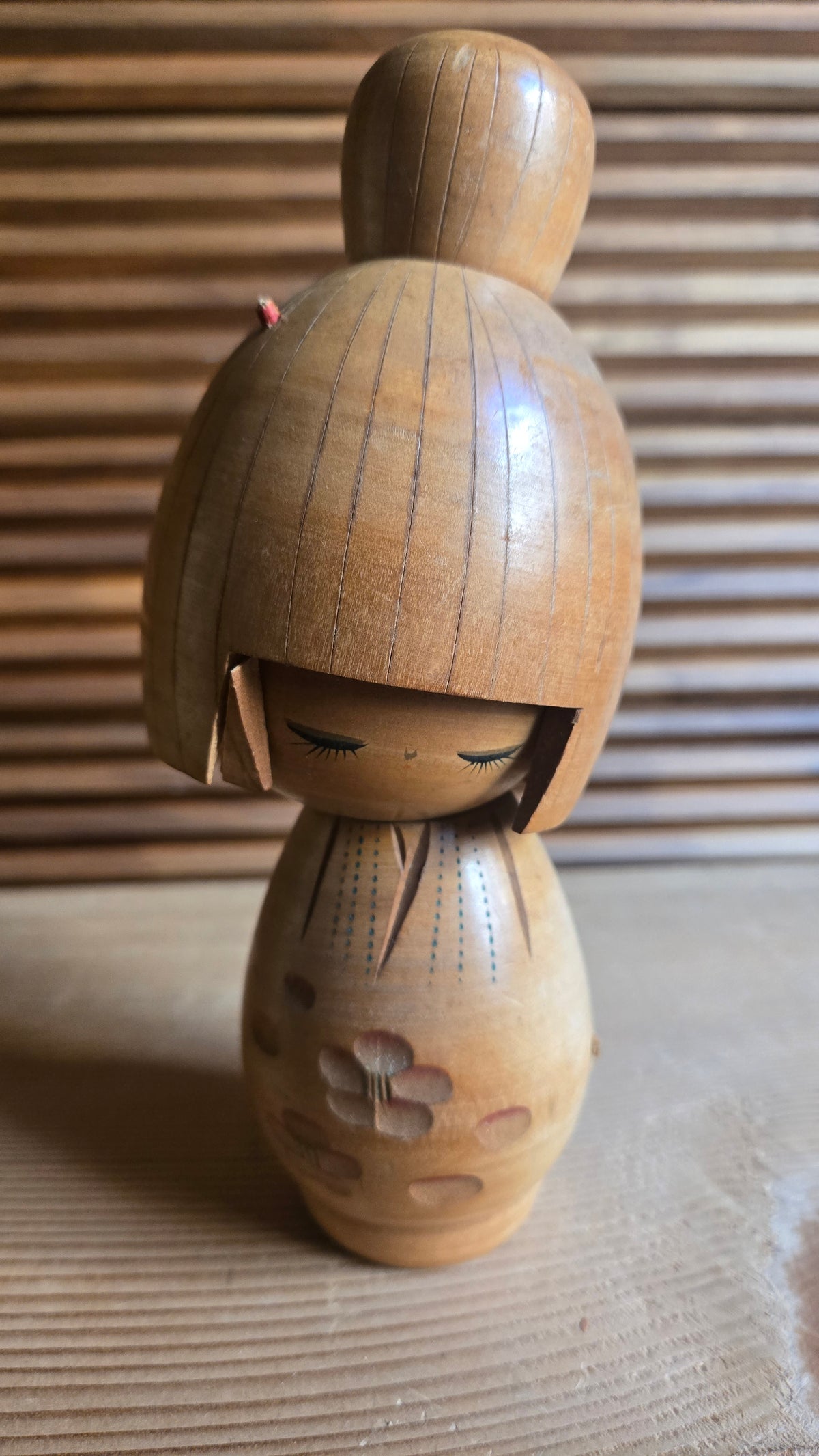 🎎 Kokeshi créative (sōsaku kokeshi) aux yeux clos, chevelure sculptée et fleurs en relief