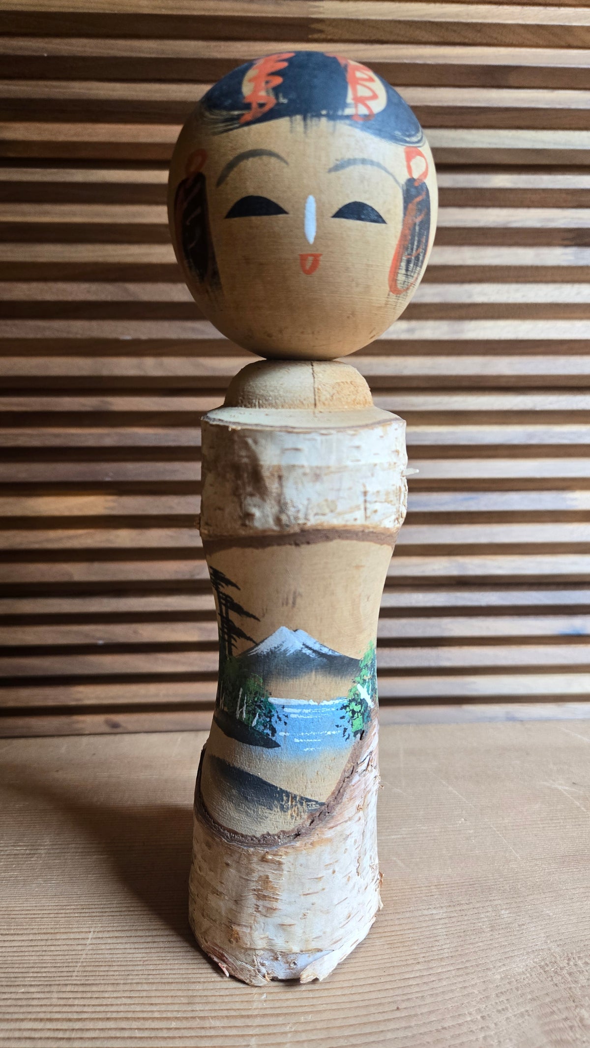 🎎 Kokeshi vintage au mont Fuji – corps en écorce et paysage de lac peint