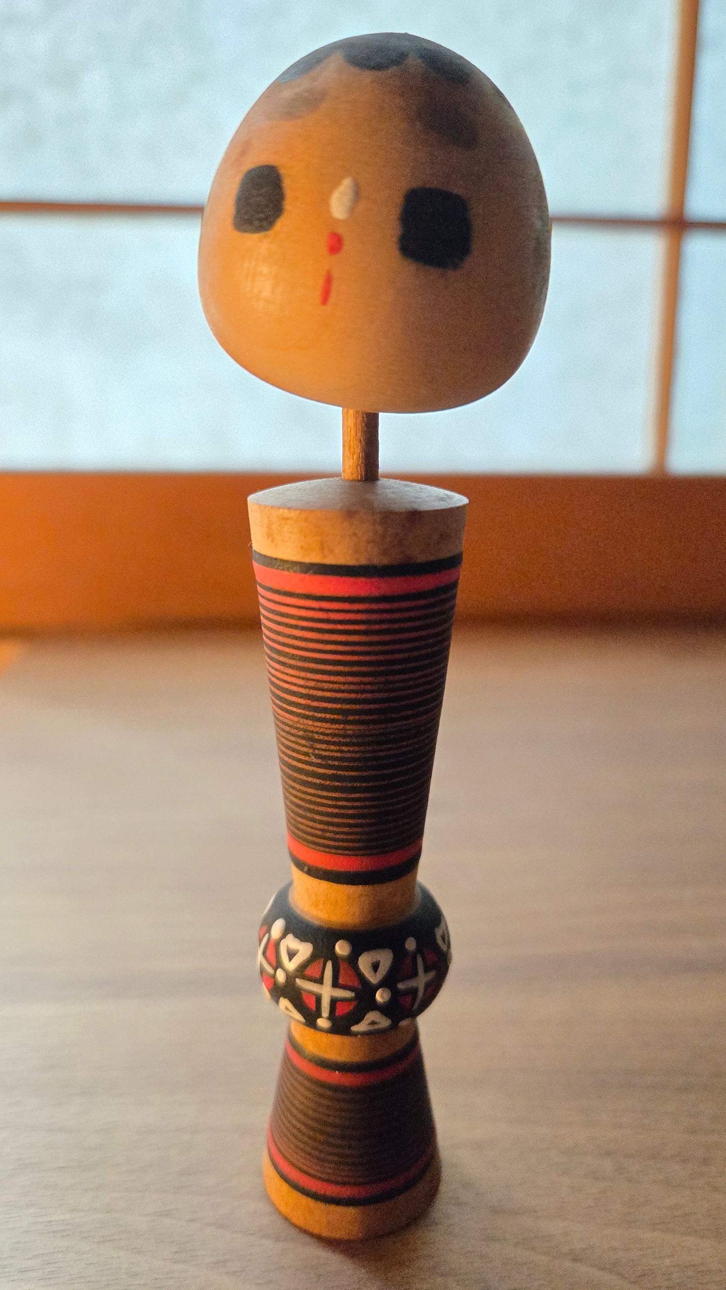 🪆 Kokeshi créative à corps tronconique — Style géométrique, ère Shōwa