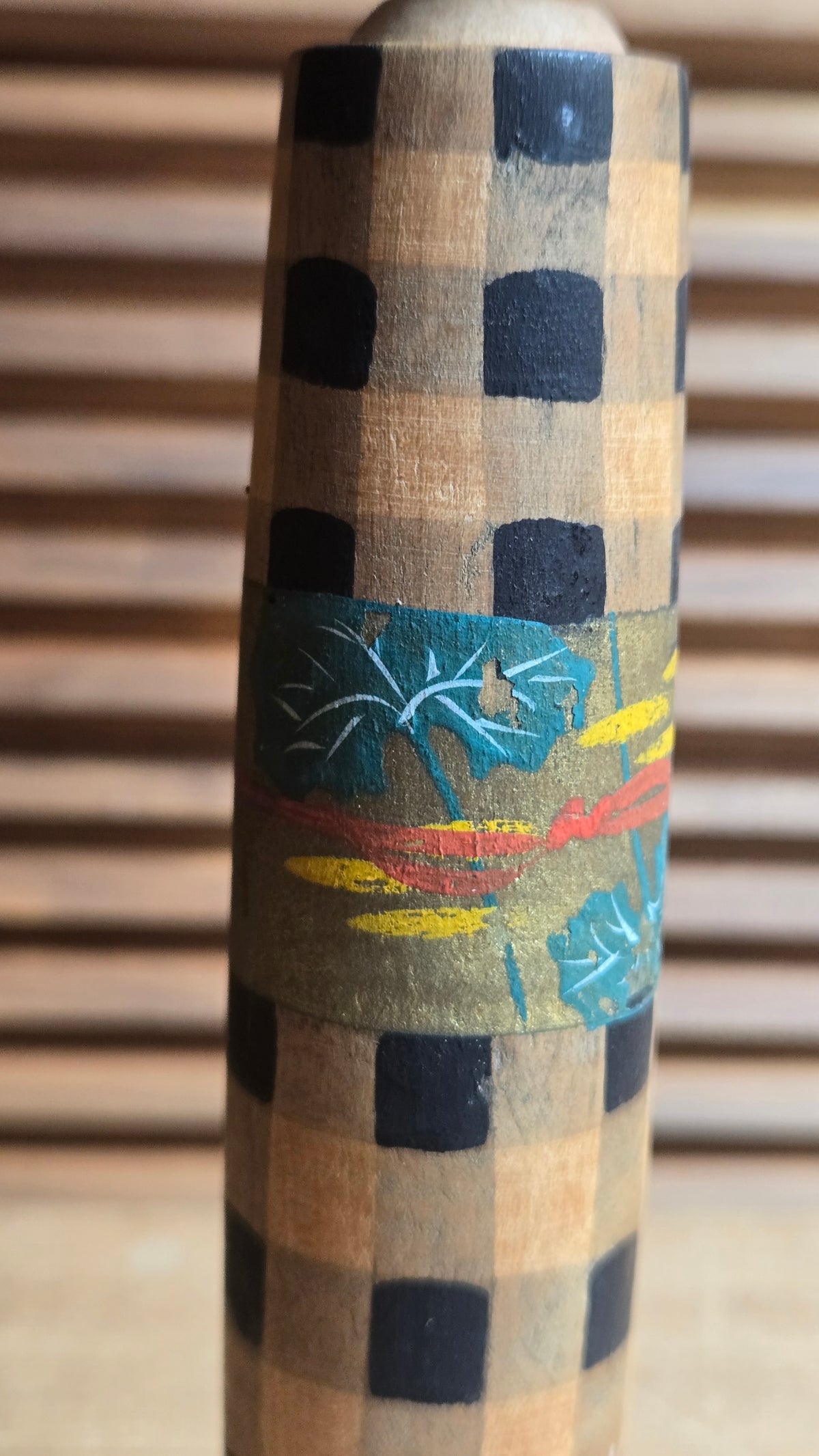 🎎 Kokeshi sōsaku vintage – kimono à carreaux et obi doré aux feuilles bleues